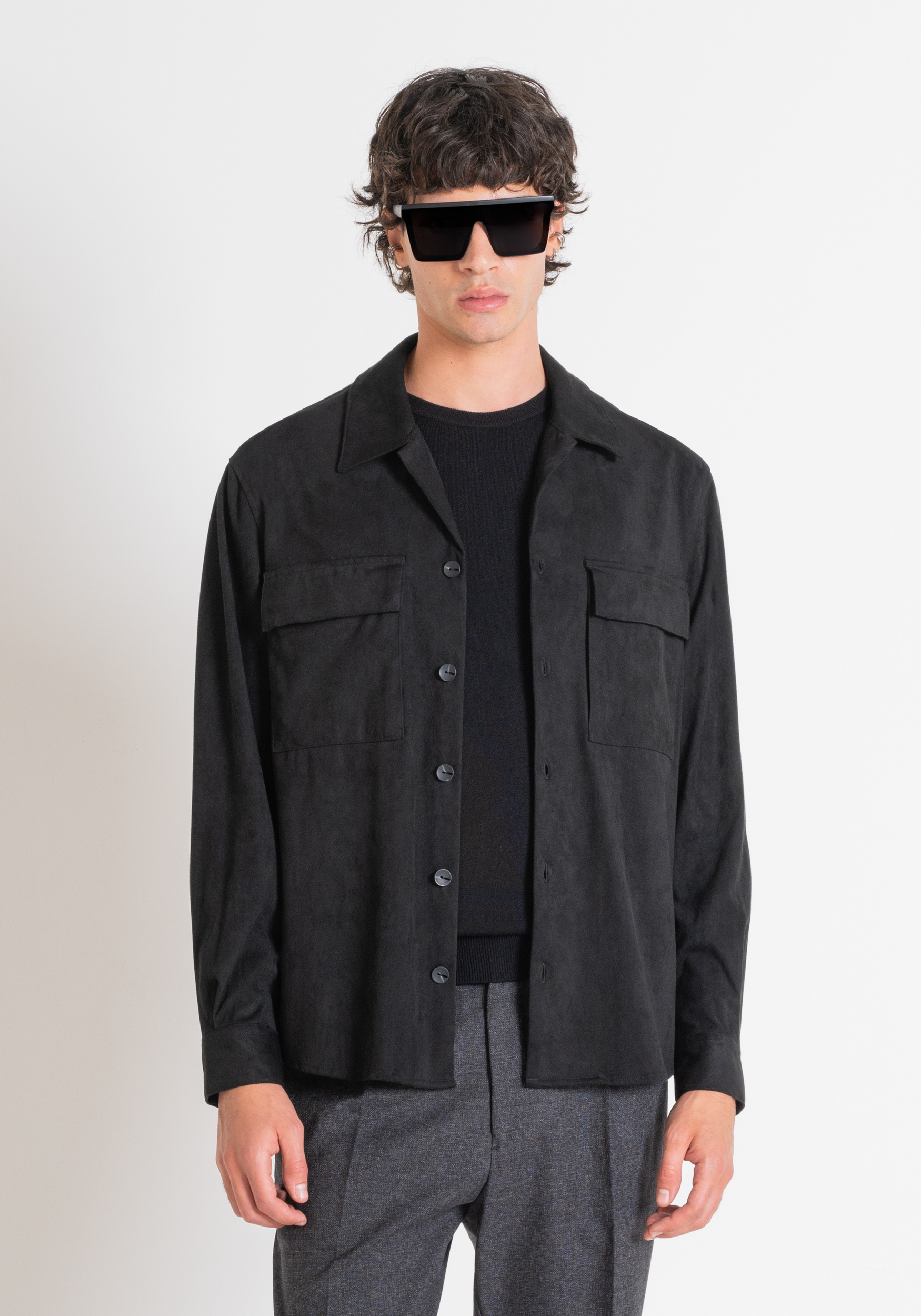 CAMISA REGULAR FIT CON CORTE RECTO Y TEJIDO EFECTO ANTE