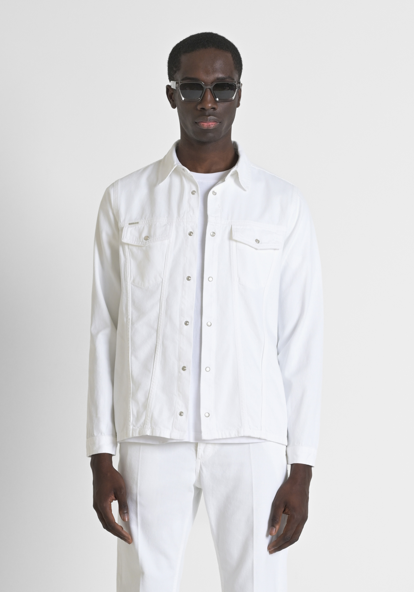 CAMISA REGULAR FIT «DAN» DE TEJIDO VAQUERO DE COLOR LISO