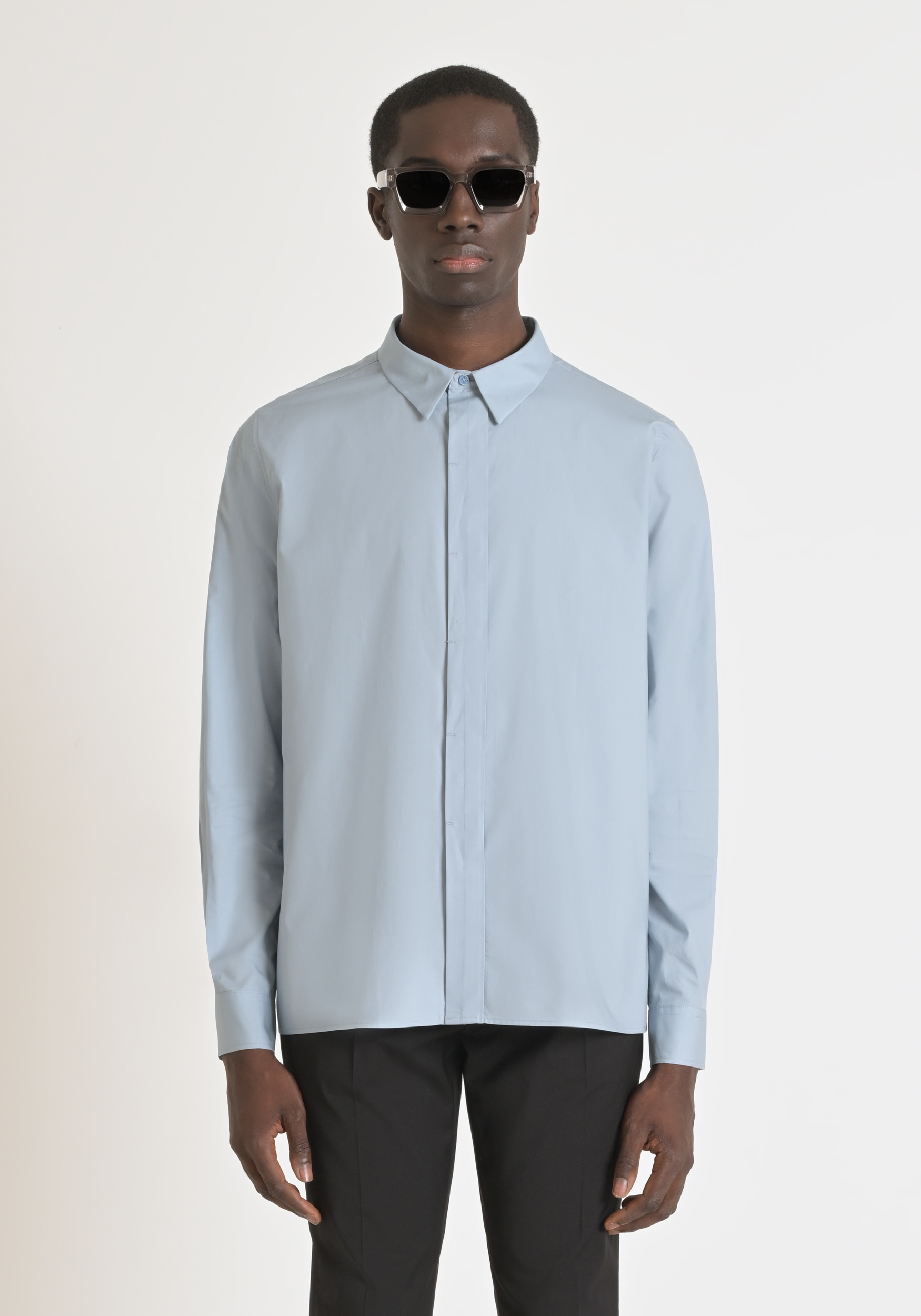 CAMISA REGULAR FIT «MERIDA» DE MEZCLA DE POPELINA DE ALGODÓN CON BOTONES OCULTOS Y PLACA CON LOGOTIPO