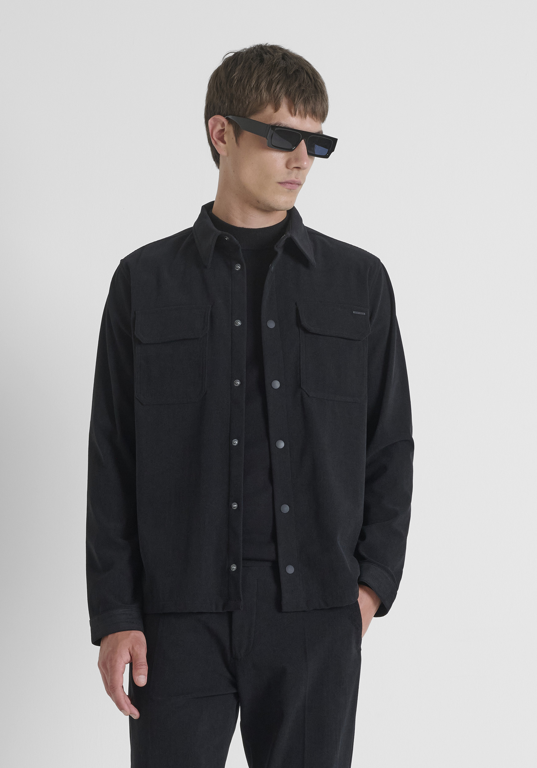 CAMISA REGULAR FIT EN TERCIOPELO CON INSIGNIA DE LOGO