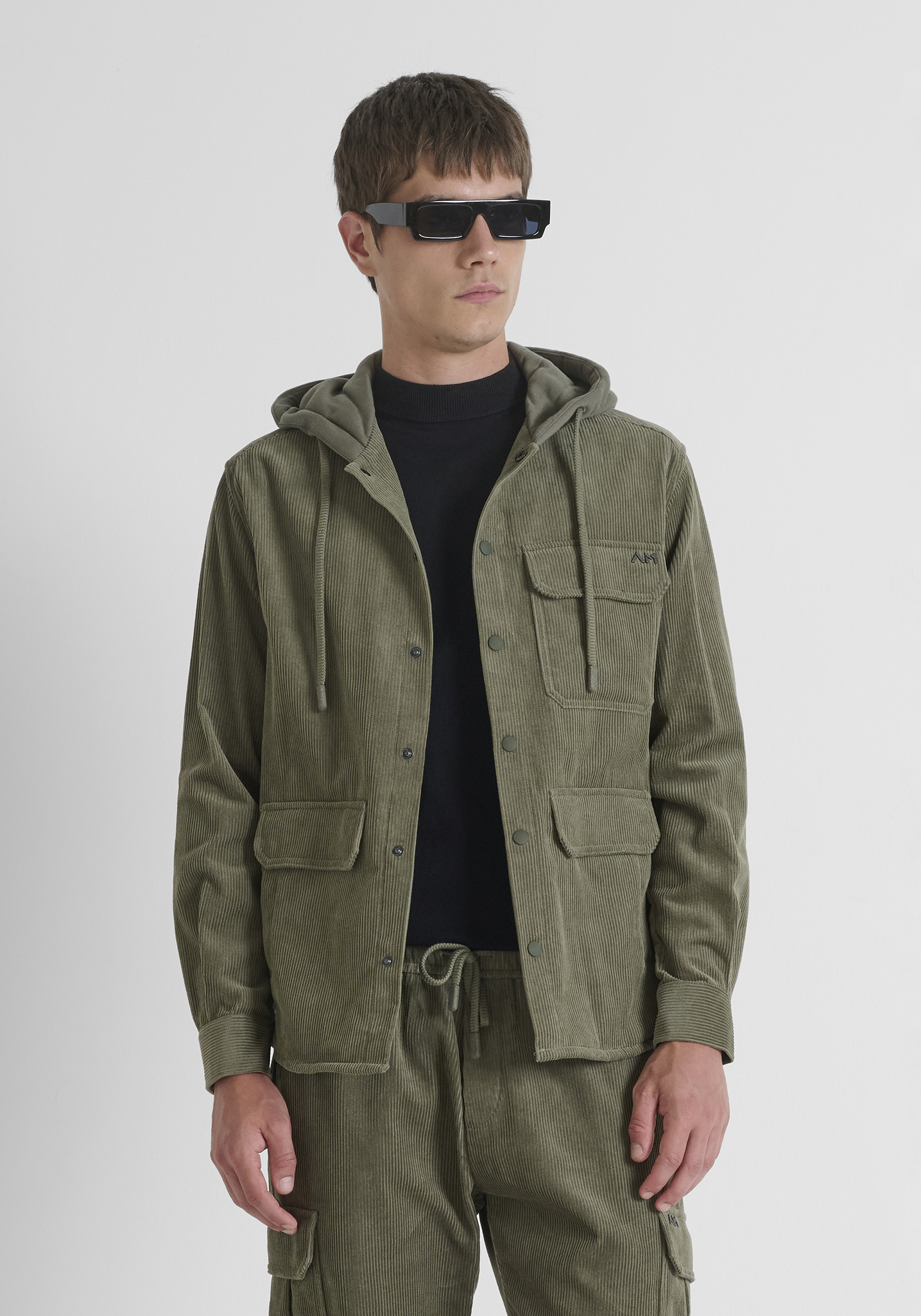 CAMISA REGULAR FIT EN TERCIOPELO Y TEJIDO CONTRASTANTE