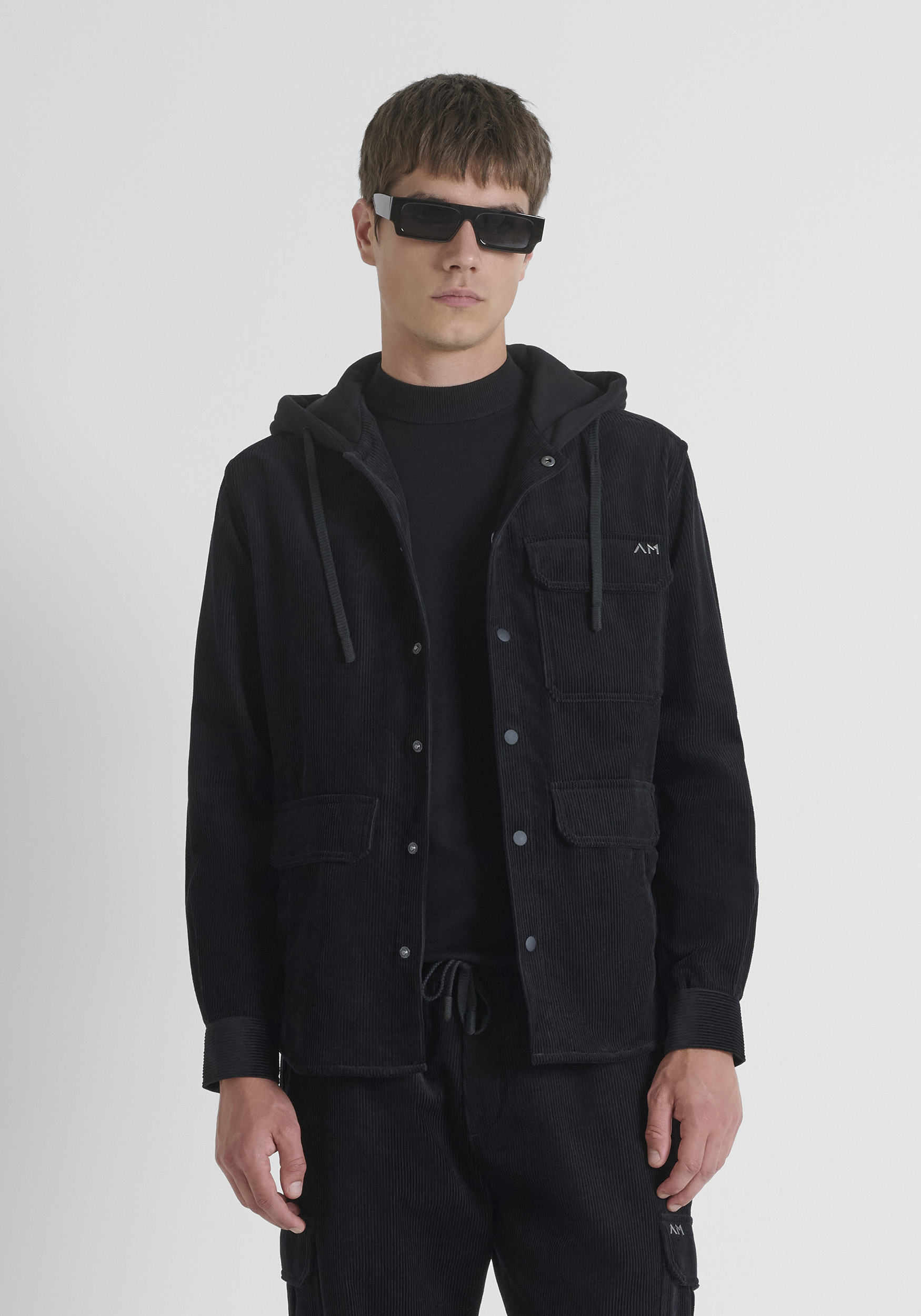 CAMISA REGULAR FIT EN TERCIOPELO Y TEJIDO CONTRASTANTE