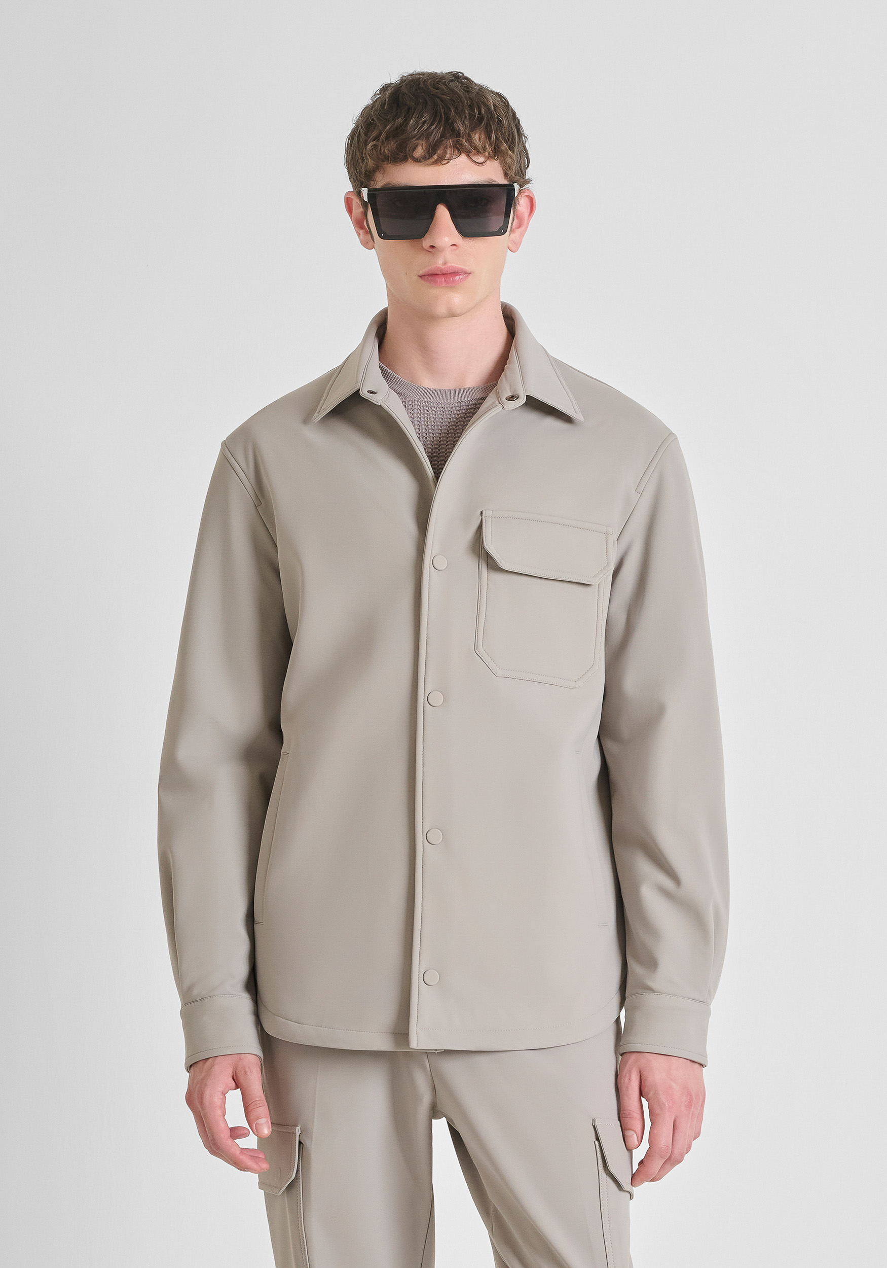 CAMISA REGULAR FIT EN TEJIDO TÉCNICO BI-STRETCH