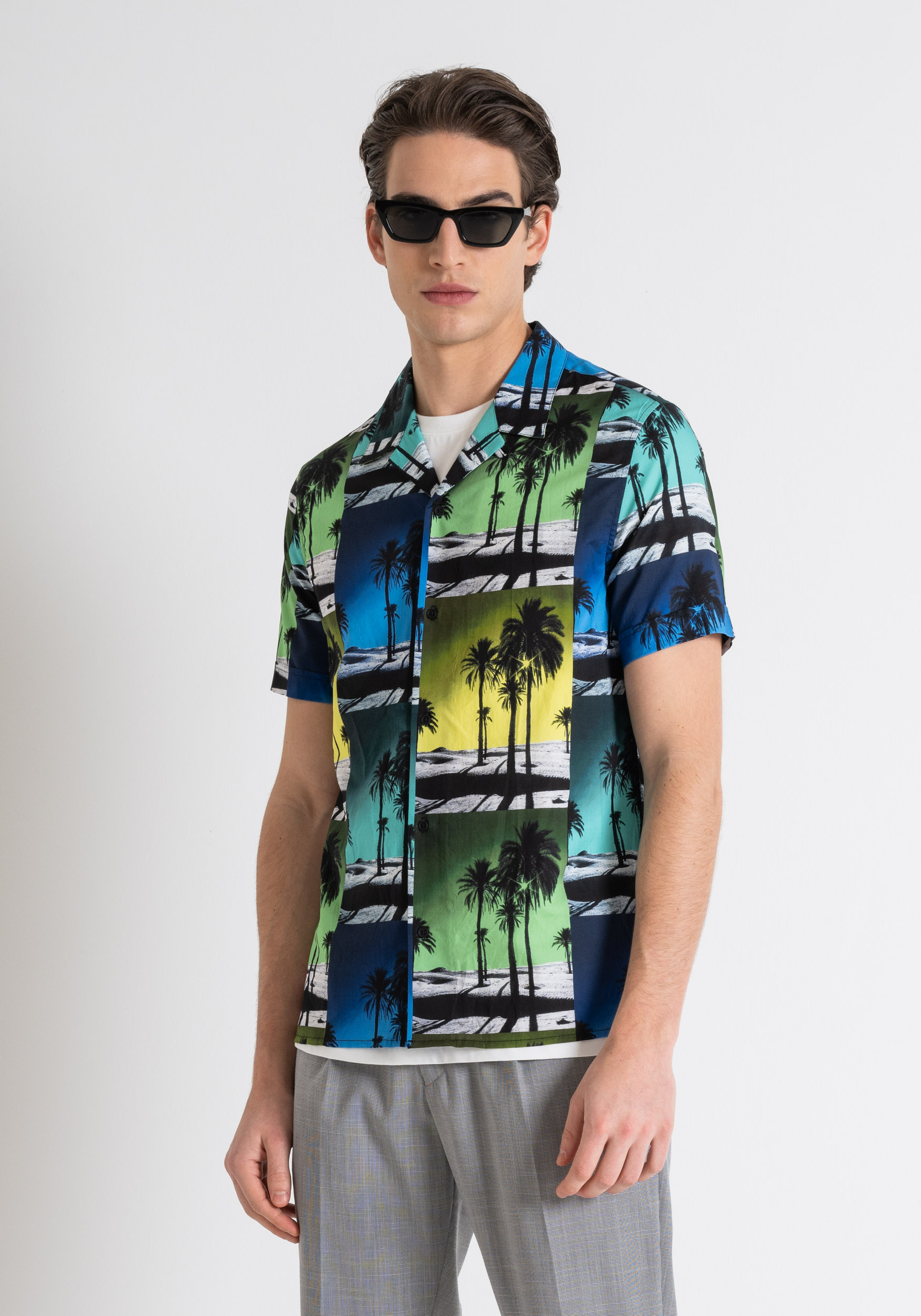 CAMISA HONOLULU DE CORTE RECTO REGULAR EN MEZCLA DE ALGODÓN Y VISCOSA ESTAMPADA