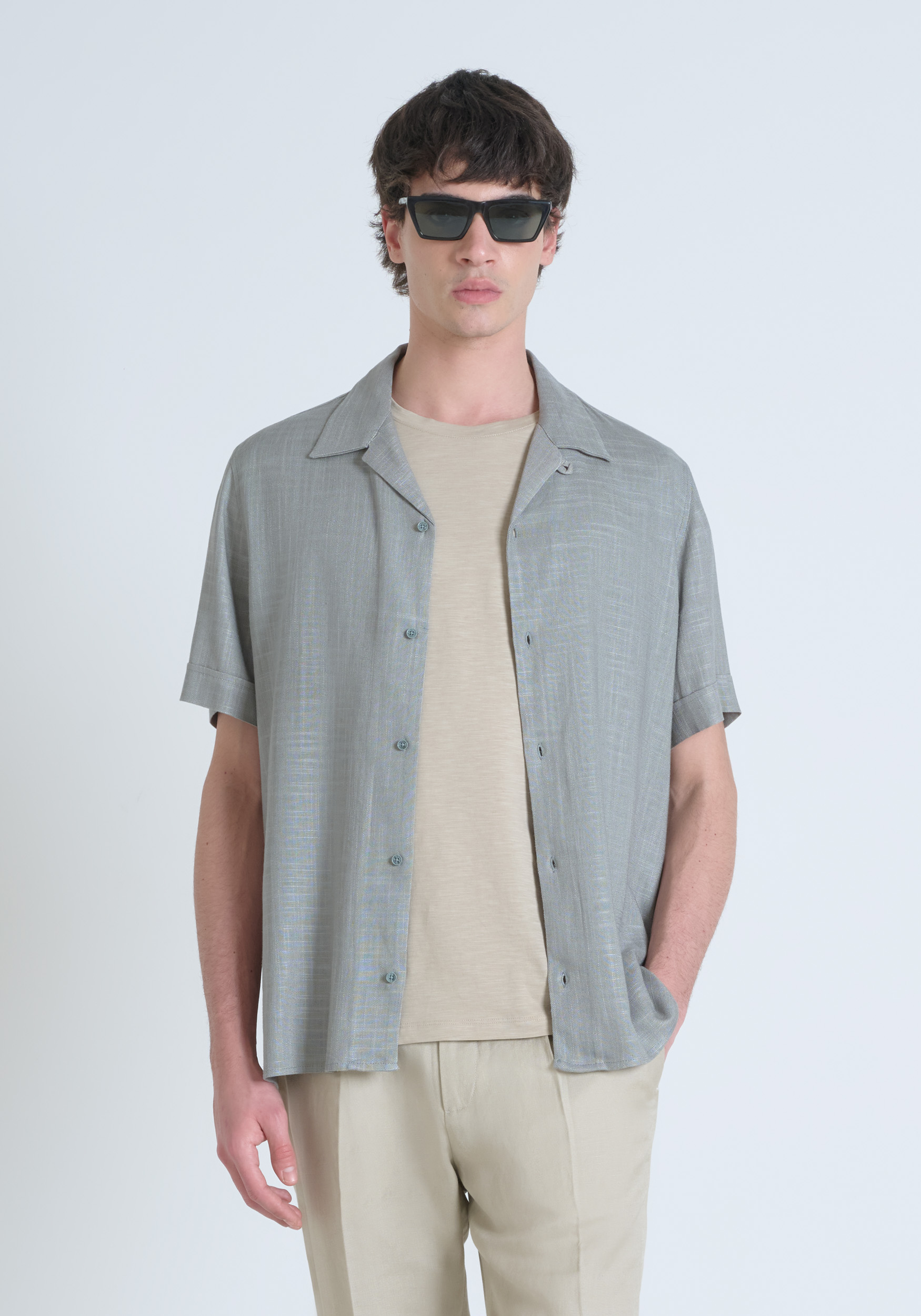 CAMISA REGULAR STRAIGHT FIT «HONOLULU» DE MEZCLA DE LINO CON CUELLO CUBANO