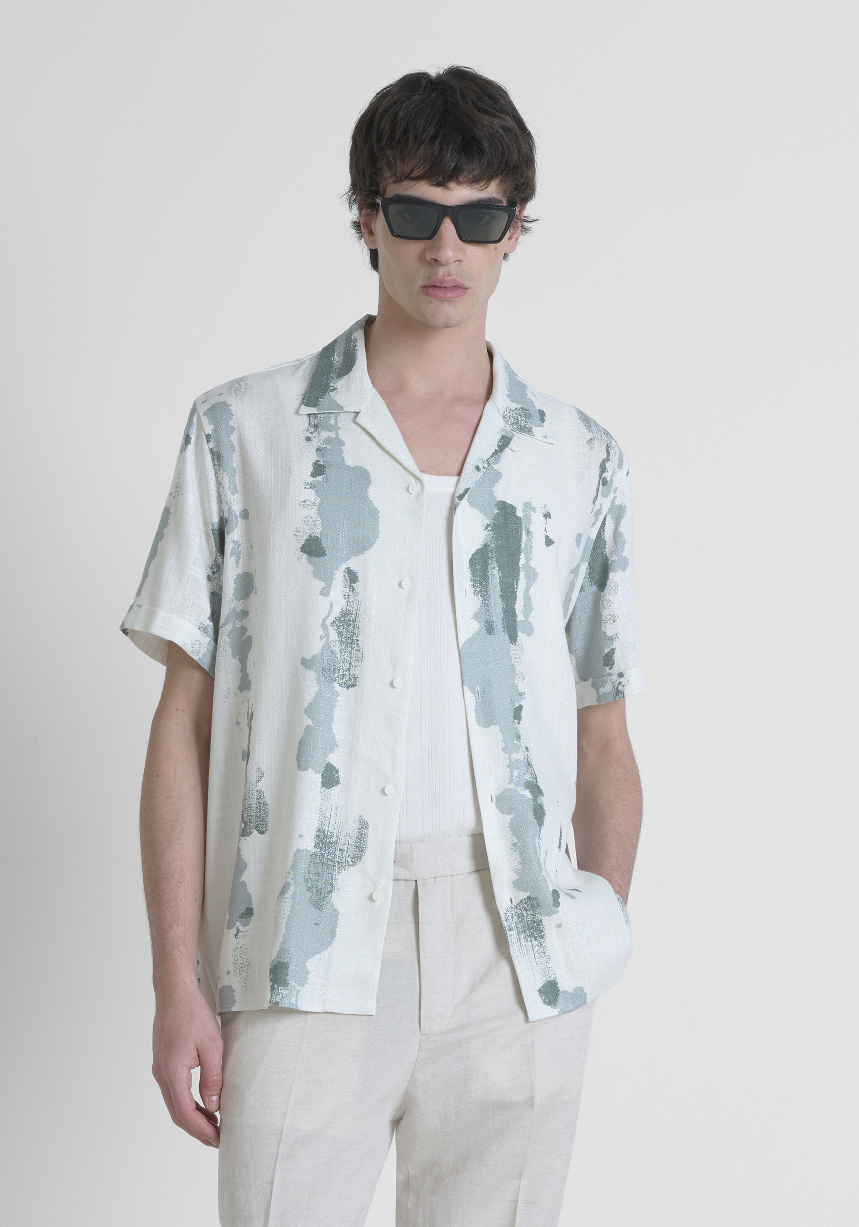 CAMISA REGULAR STRAIGHT FIT «HONOLULU» EN TEJIDO ESTAMPADO MEZCLA DE VISCOSA