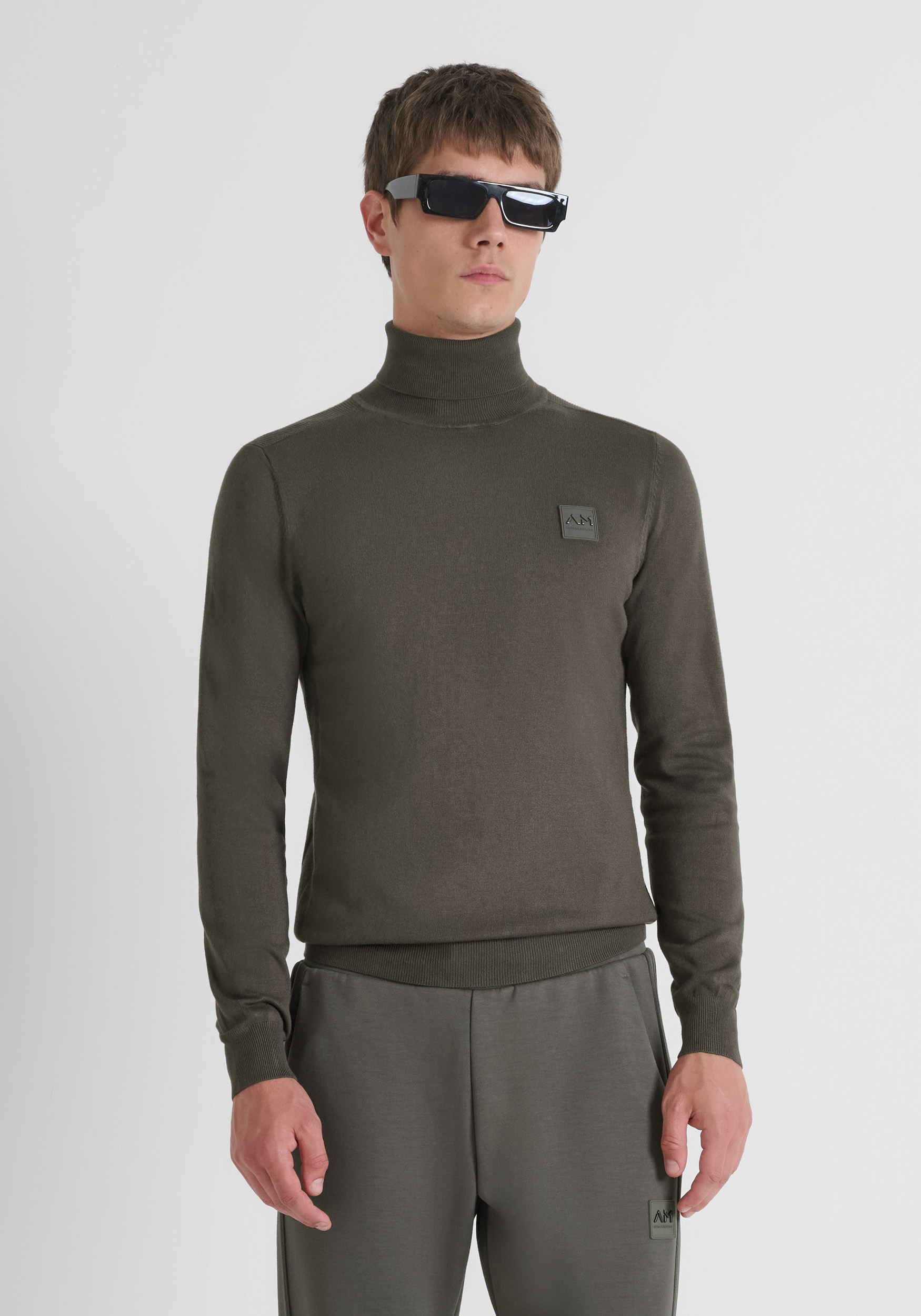 JERSEY CUELLO ALTO SLIM FIT EN HILO MEZCLA DE VISCOSA CON PARCHE LOGOTIPADO