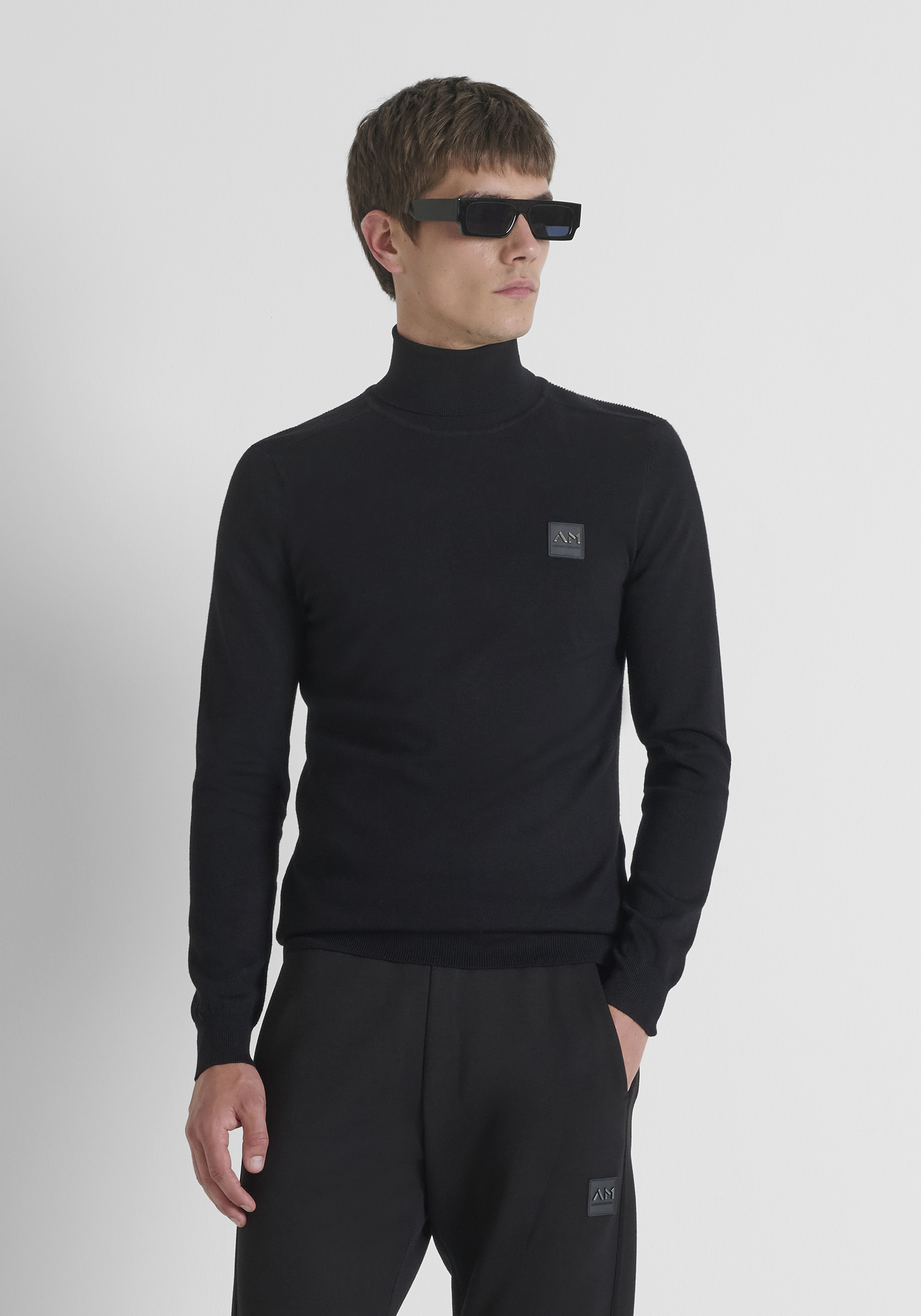 JERSEY CUELLO ALTO SLIM FIT EN HILO MEZCLA DE VISCOSA CON PARCHE LOGOTIPADO