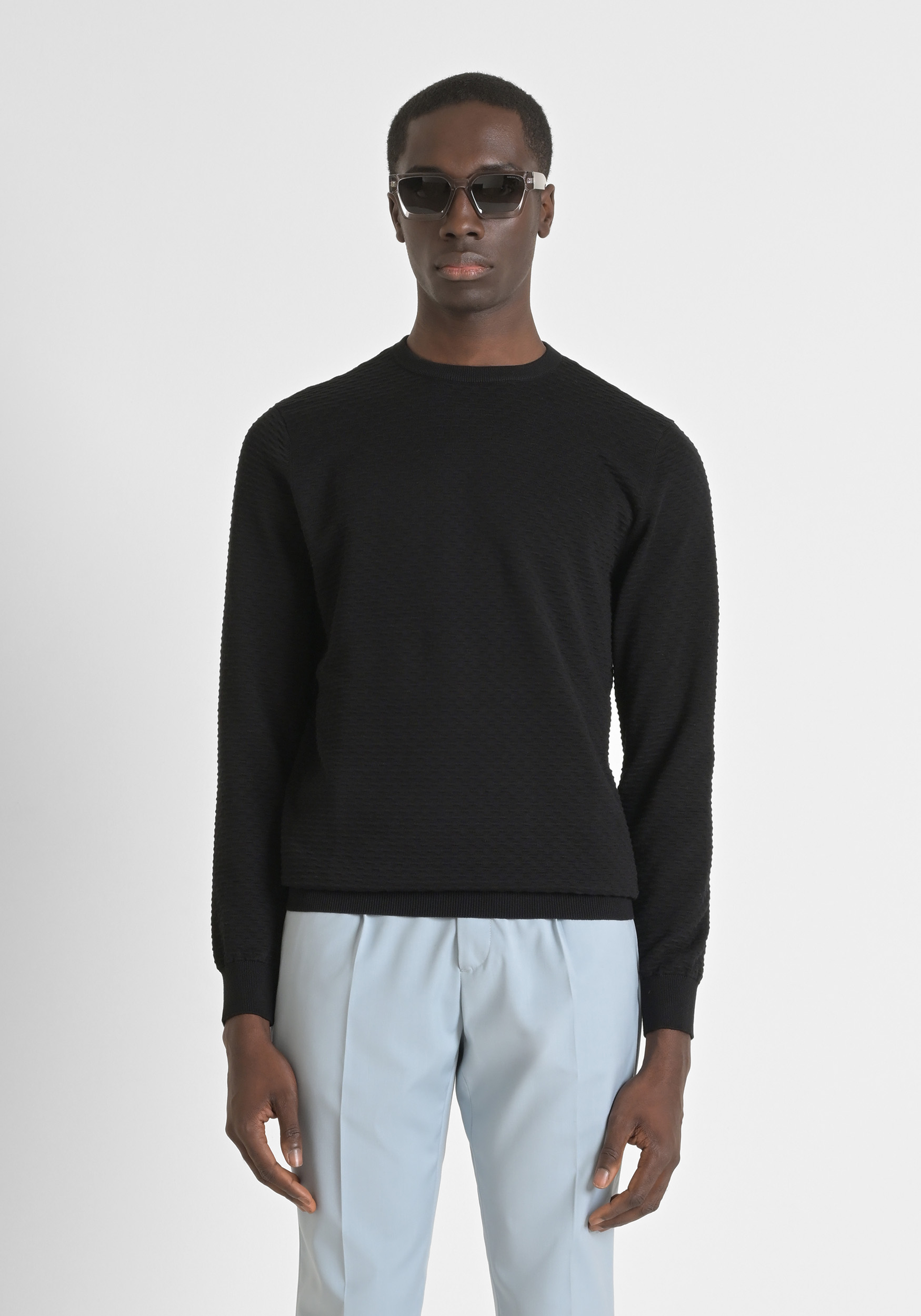 SWEATER REGULAR FIT IN COTTON FINE YARN WITH LOGOED METAL BADGE