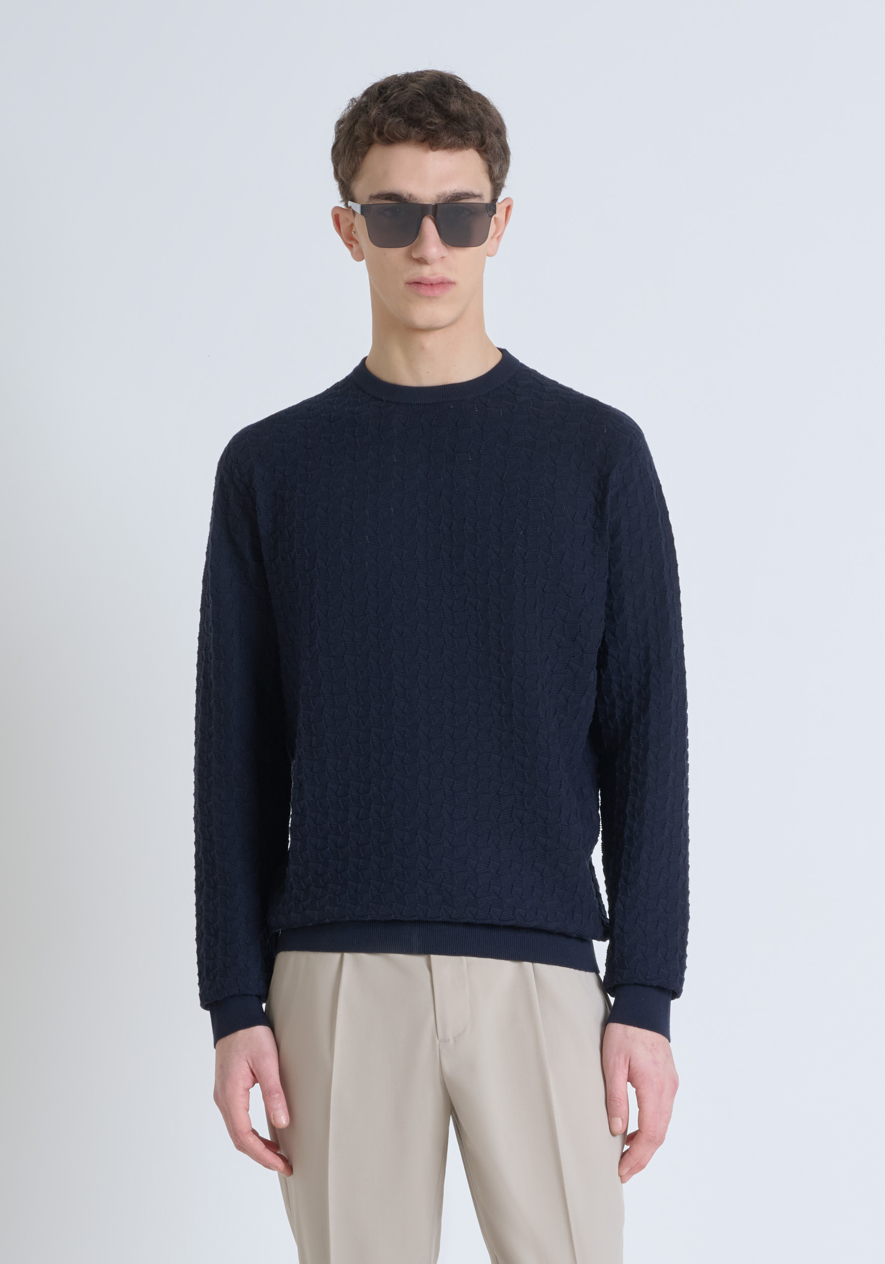 SWEATER REGULAR FIT IN COTTON FINE YARN WITH LOGOED METAL BADGE