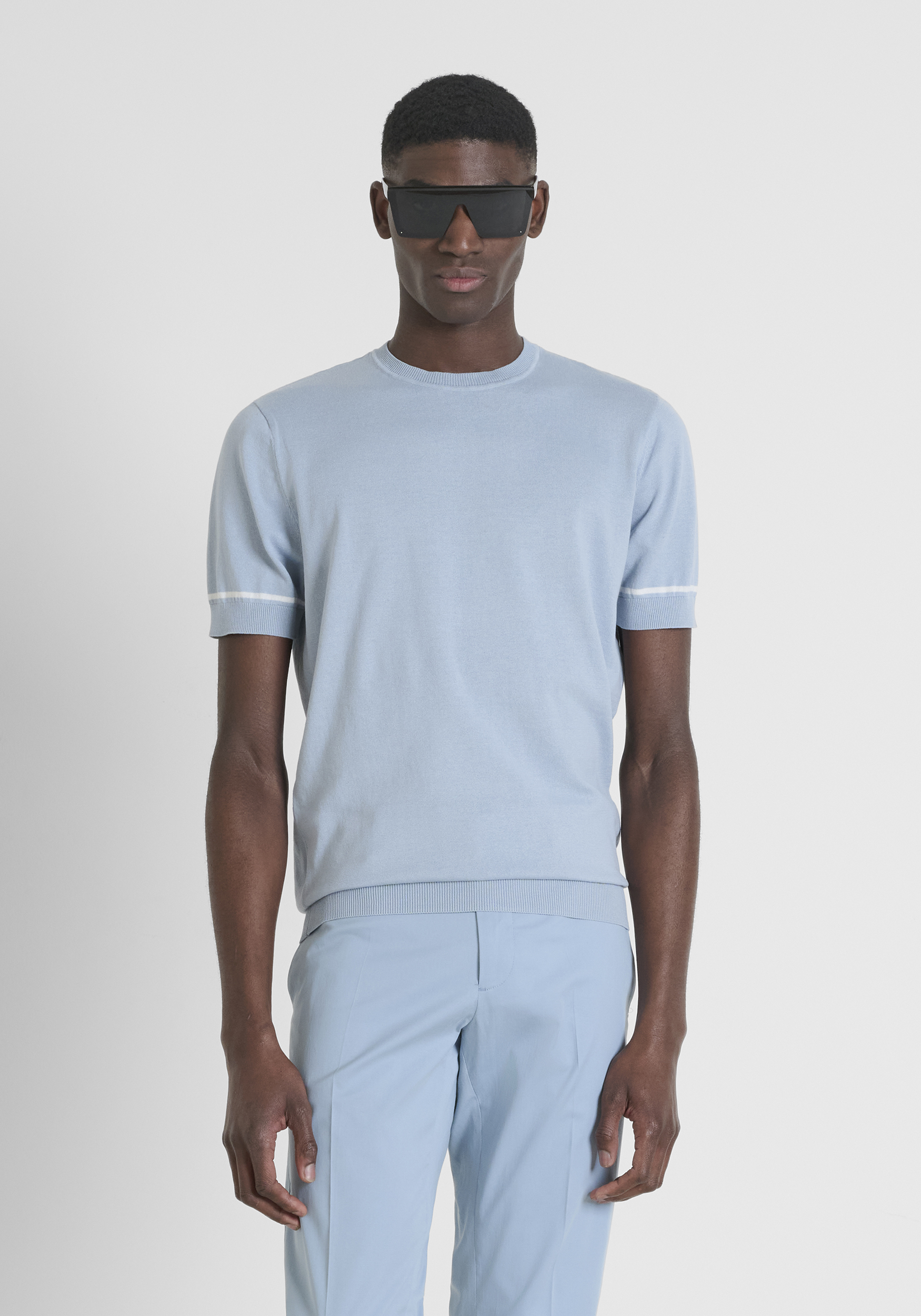 SWEATER REGULAR FIT IN COTTON SUPER FINE YARN WITH LOGOED METAL BADGE