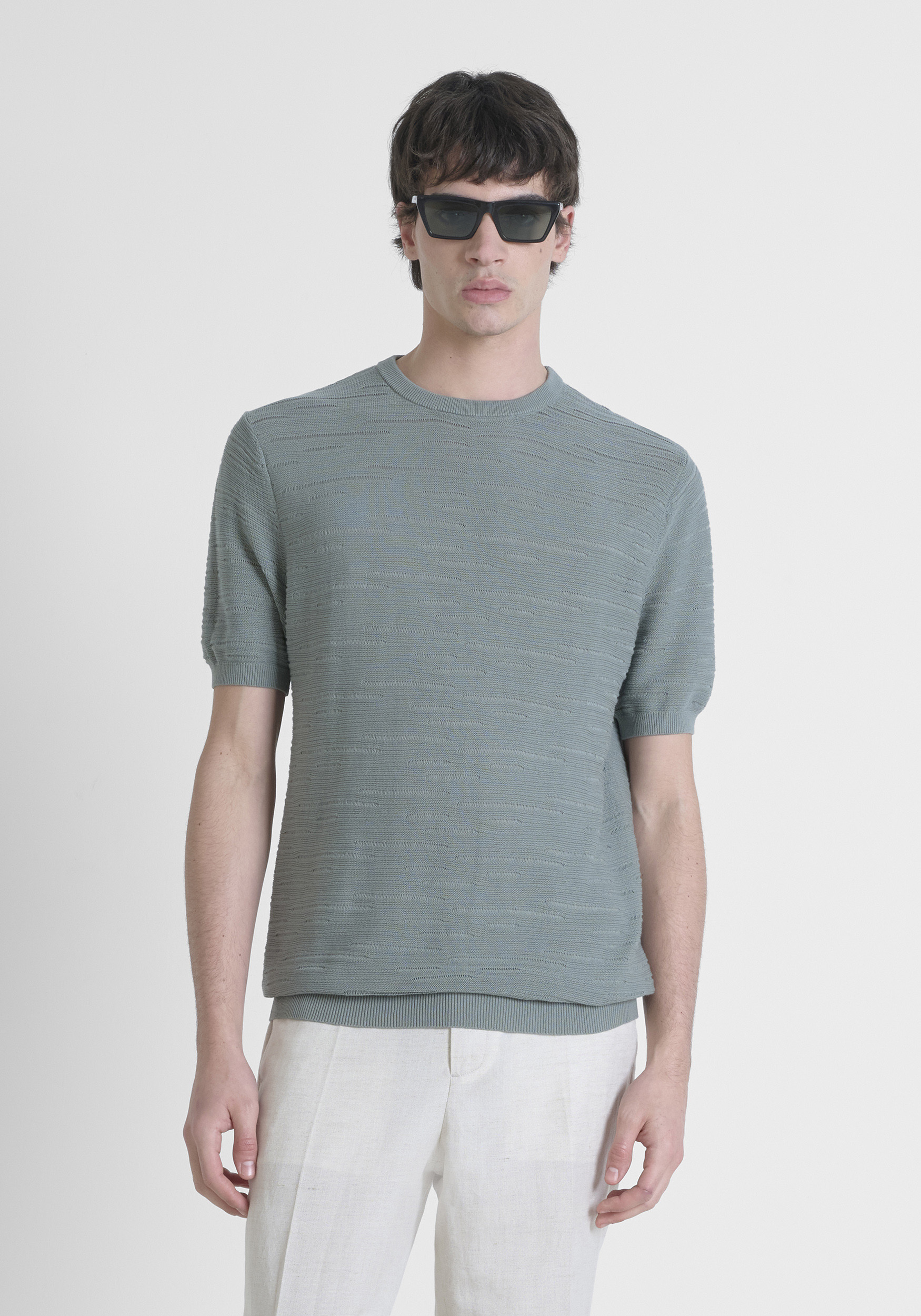 JERSEY REGULAR FIT DE ALGODÓN SUAVE CON INSIGNIA METÁLICA