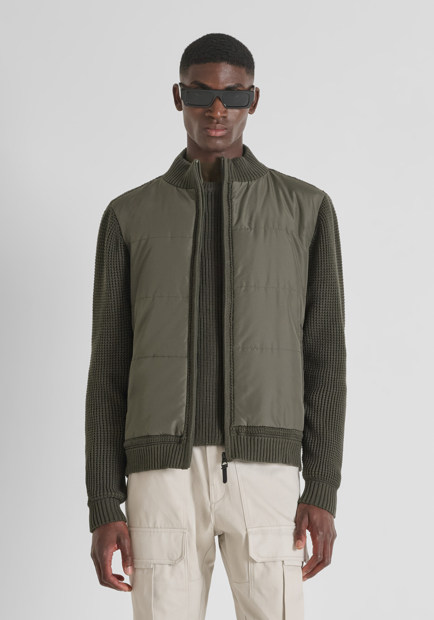 SUÉTER REGULAR FIT EN ALGODÓN SUAVE CON INSERCIONES DE TEJIDO TÉCNICO