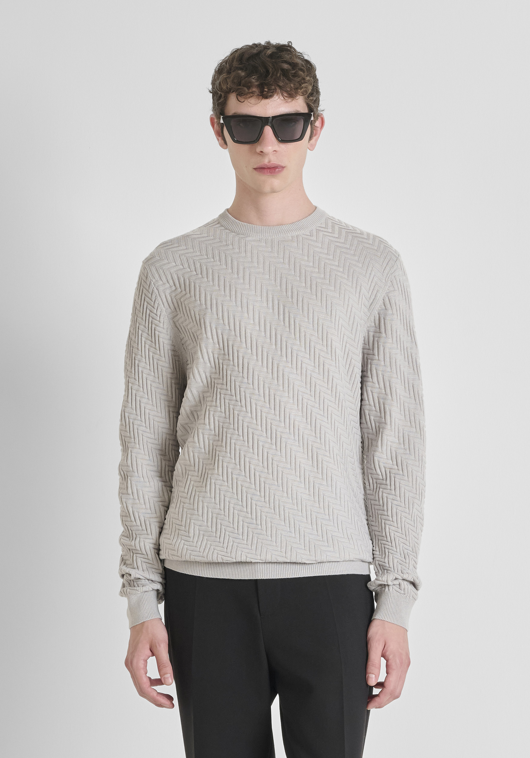 JERSEY REGULAR FIT EN LANA CON MOTIVO GEOMÉTRICO