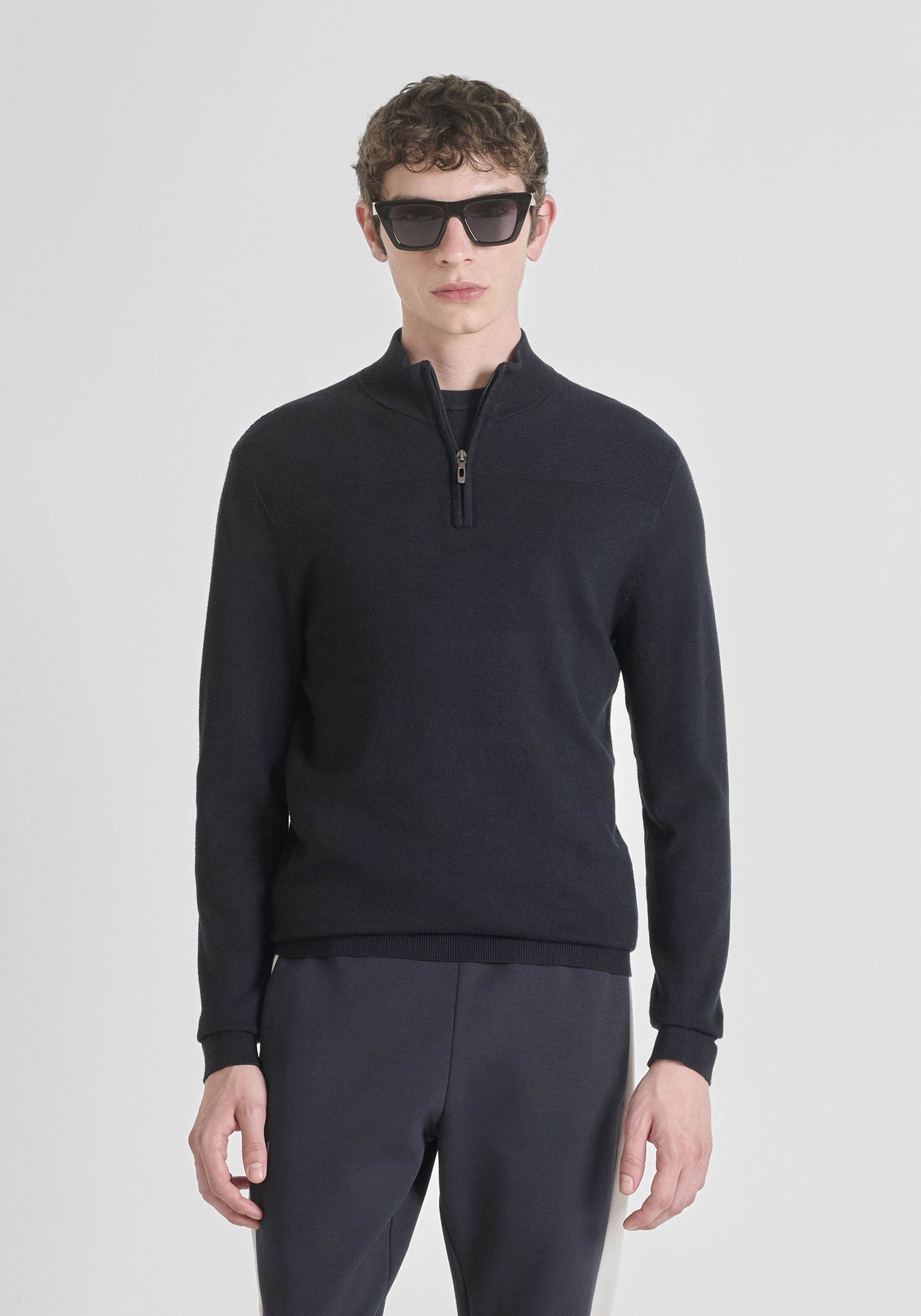 JERSEY SLIM FIT EN MEZCLA VISCOSA CON CREMALLERA