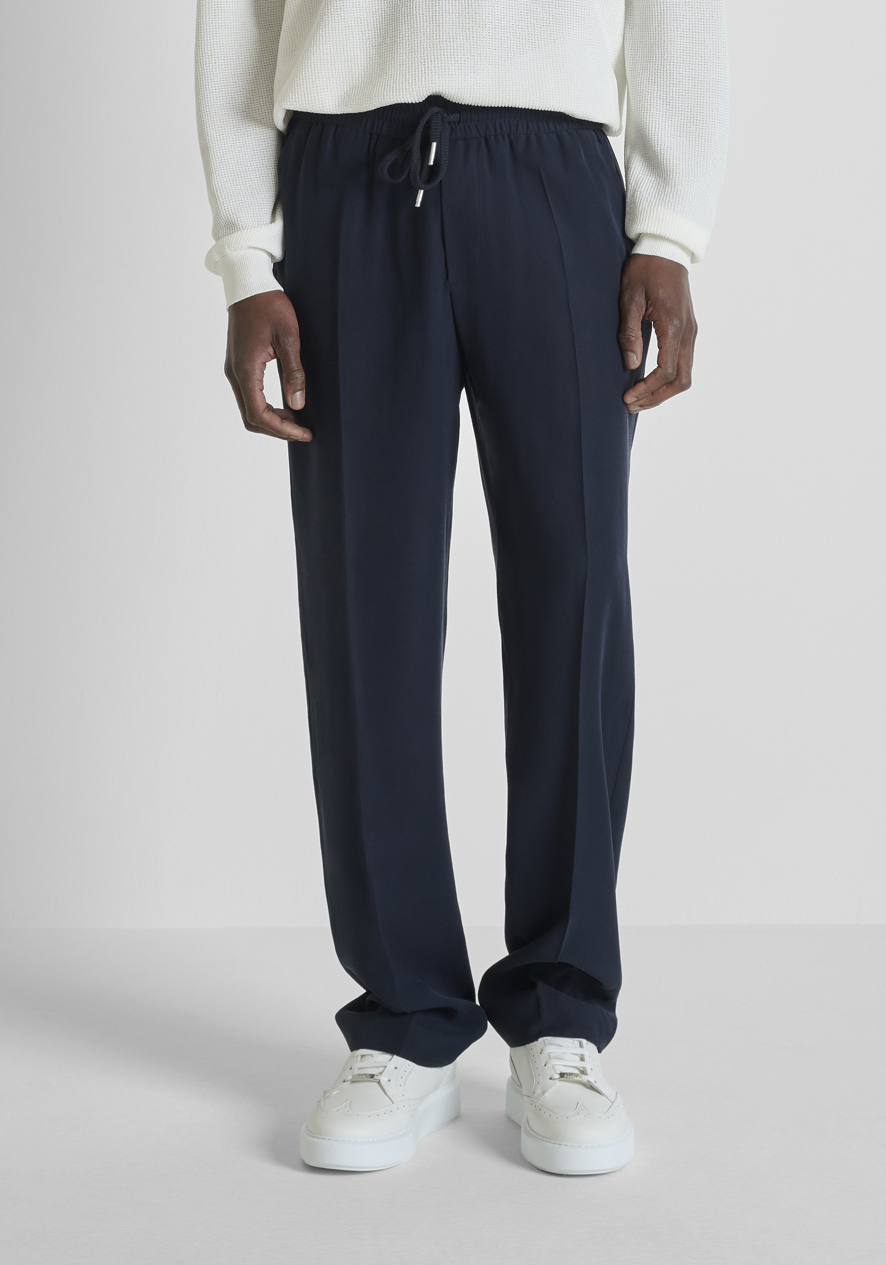 PANTALONES RELAXED FIT «ELLIOT» DE SARGA DE VISCOSA CON PLACA CON LOGOTIPO