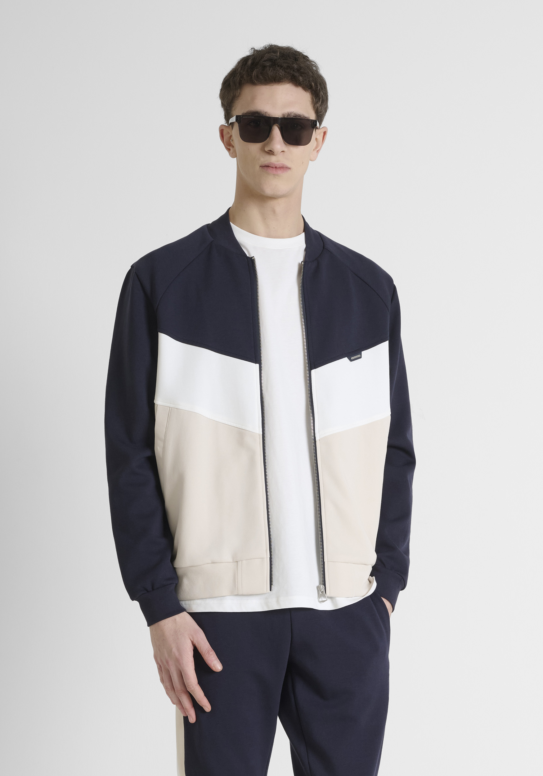 FELPA REGULAR FIT IN MISTO COTONE CON PATCH LOGATA