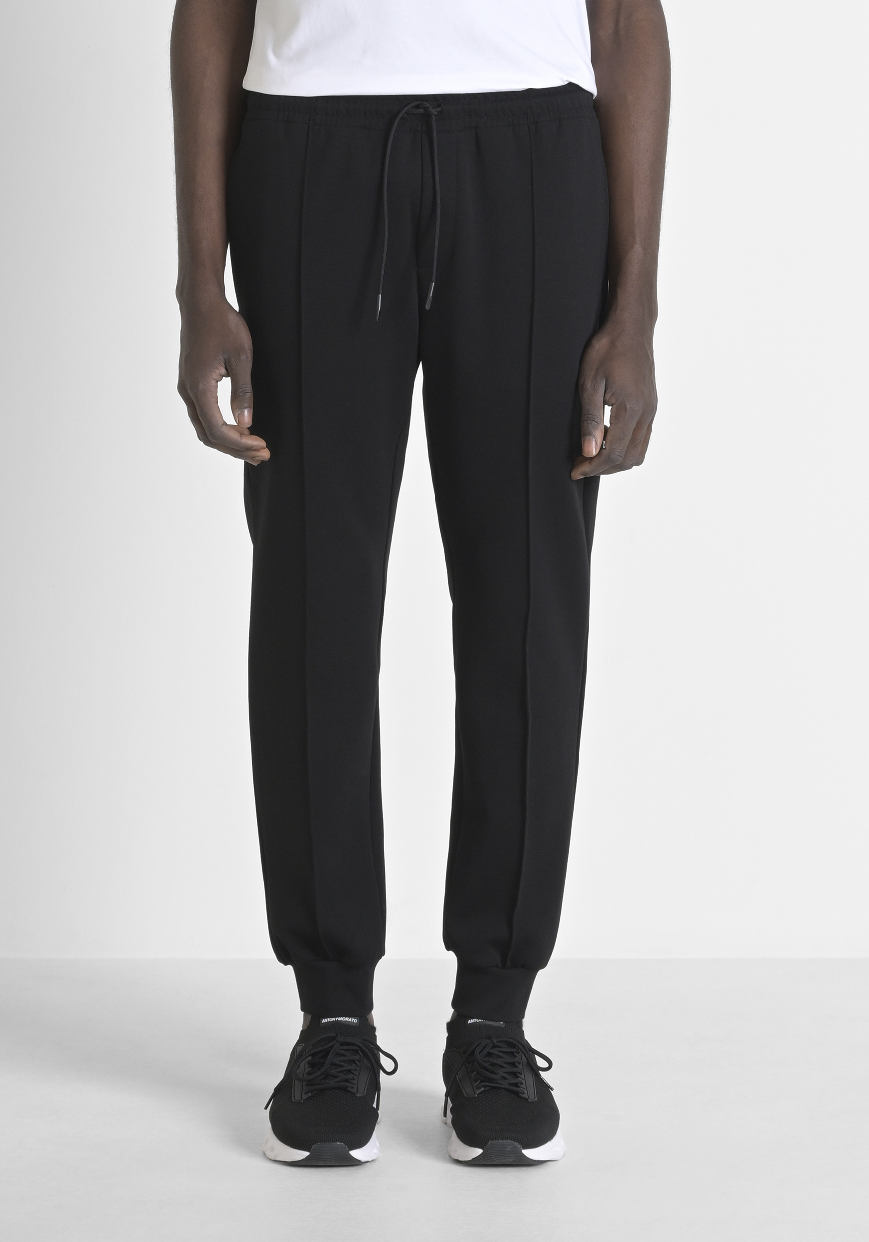 PANTALONI IN FELPA CARROT FIT IN MISTO COTONE CON LOGO IN METALLO