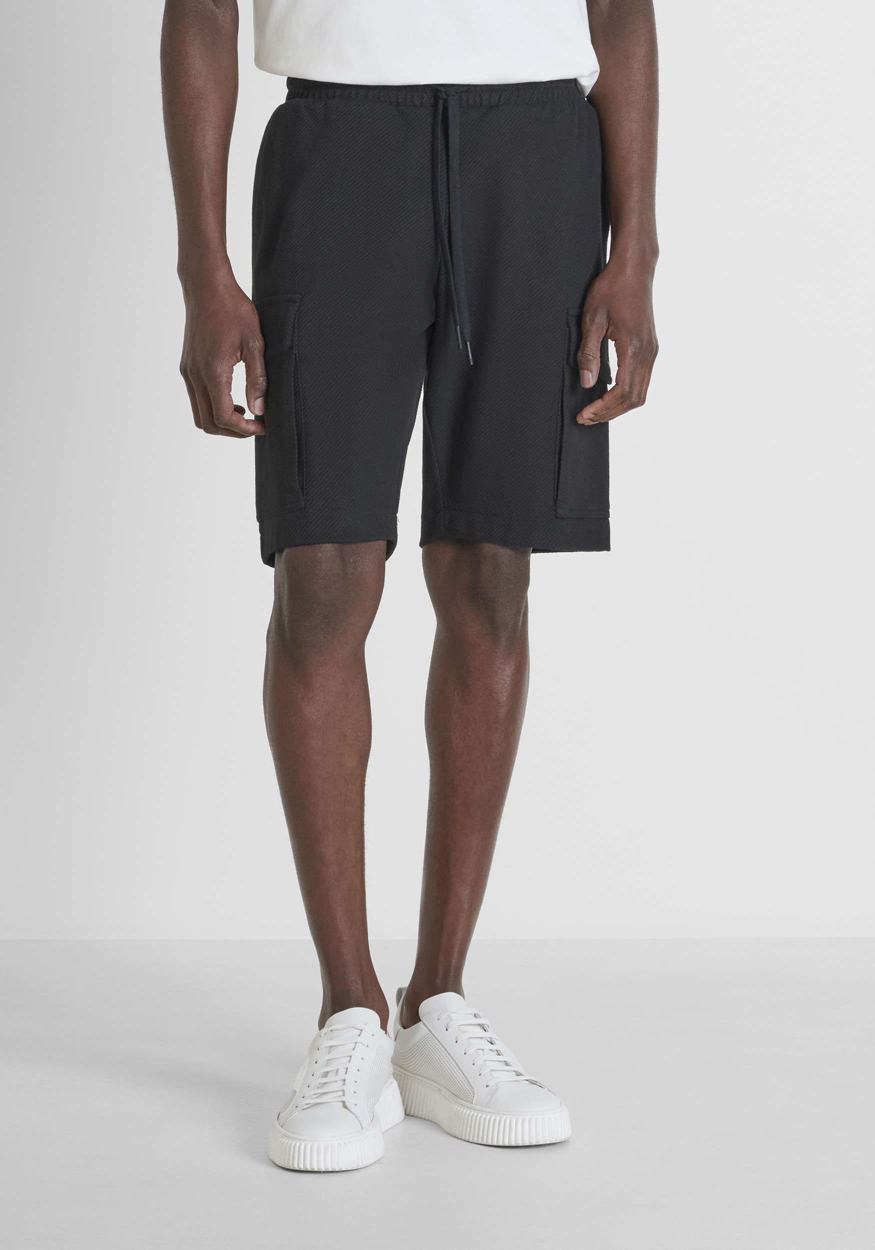 PANTALONCINI IN FELPA REGULAR FIT IN MISTO COTONE CON LOGO IN METALLO