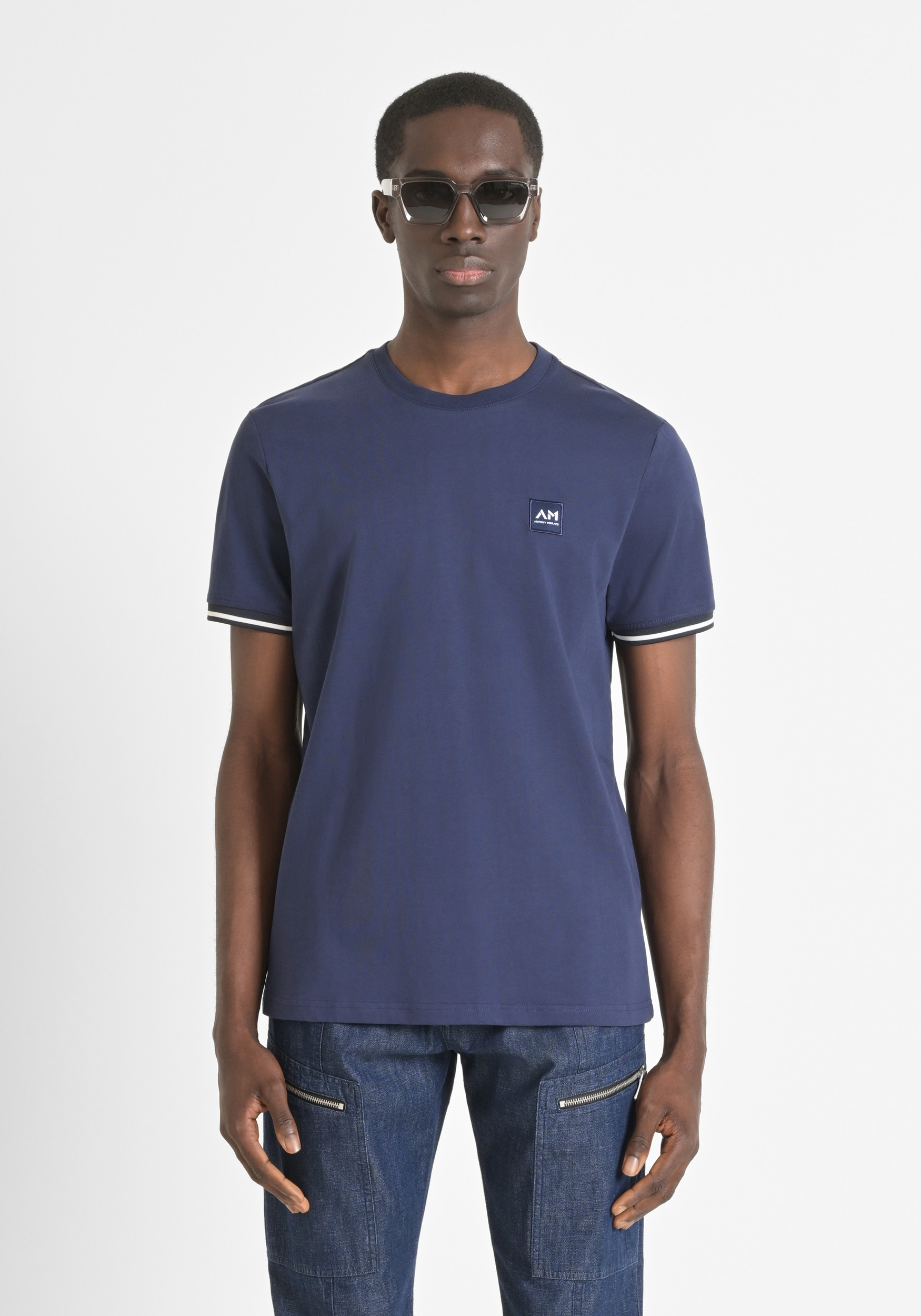 T-SHIRT REGULAR FIT IN JERSEY DI COTONE CON PATCH LOGATA