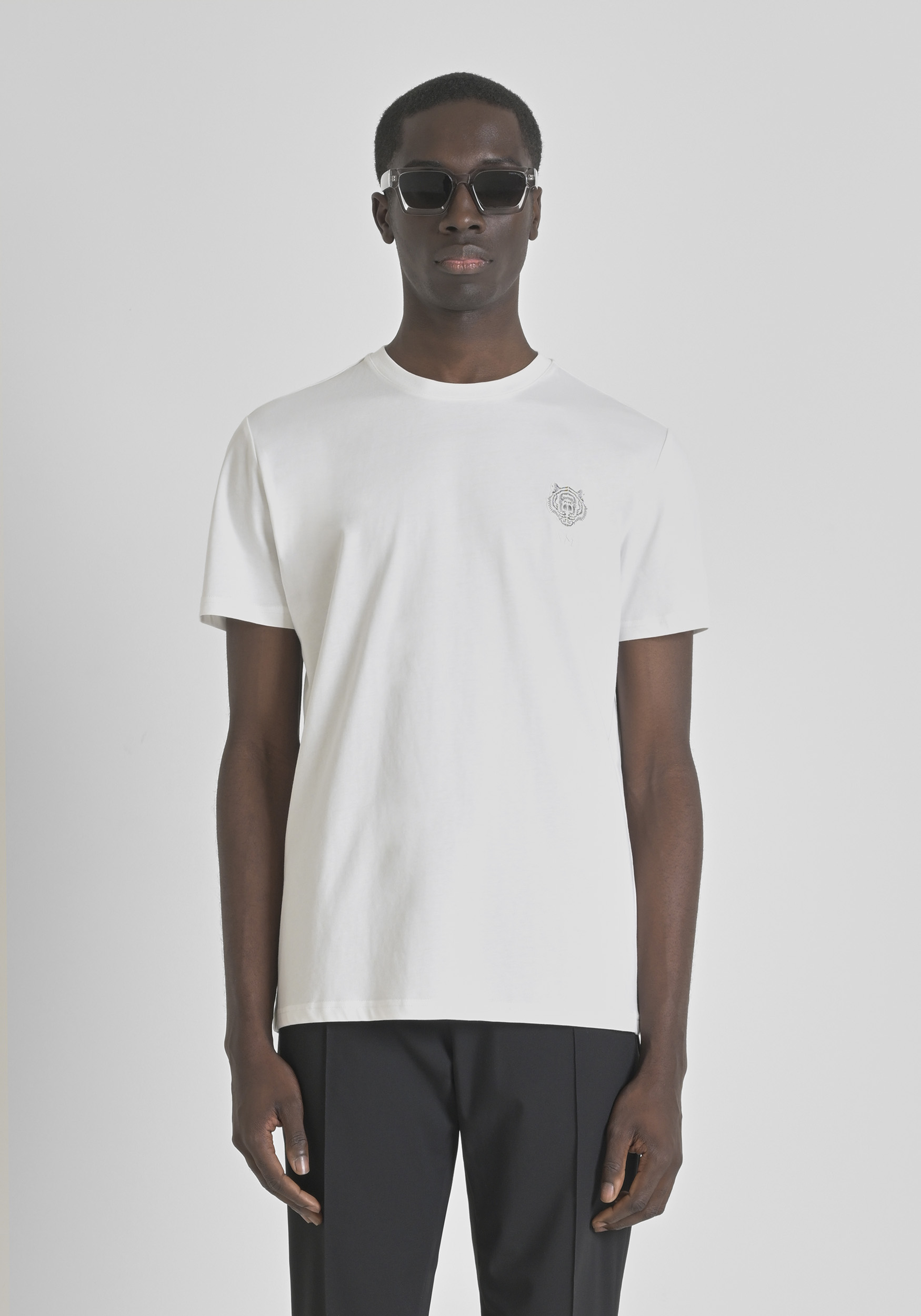 T-SHIRT REGULAR FIT IN JERSEY DI COTONE CON PATCH GOMMATA TIGRE