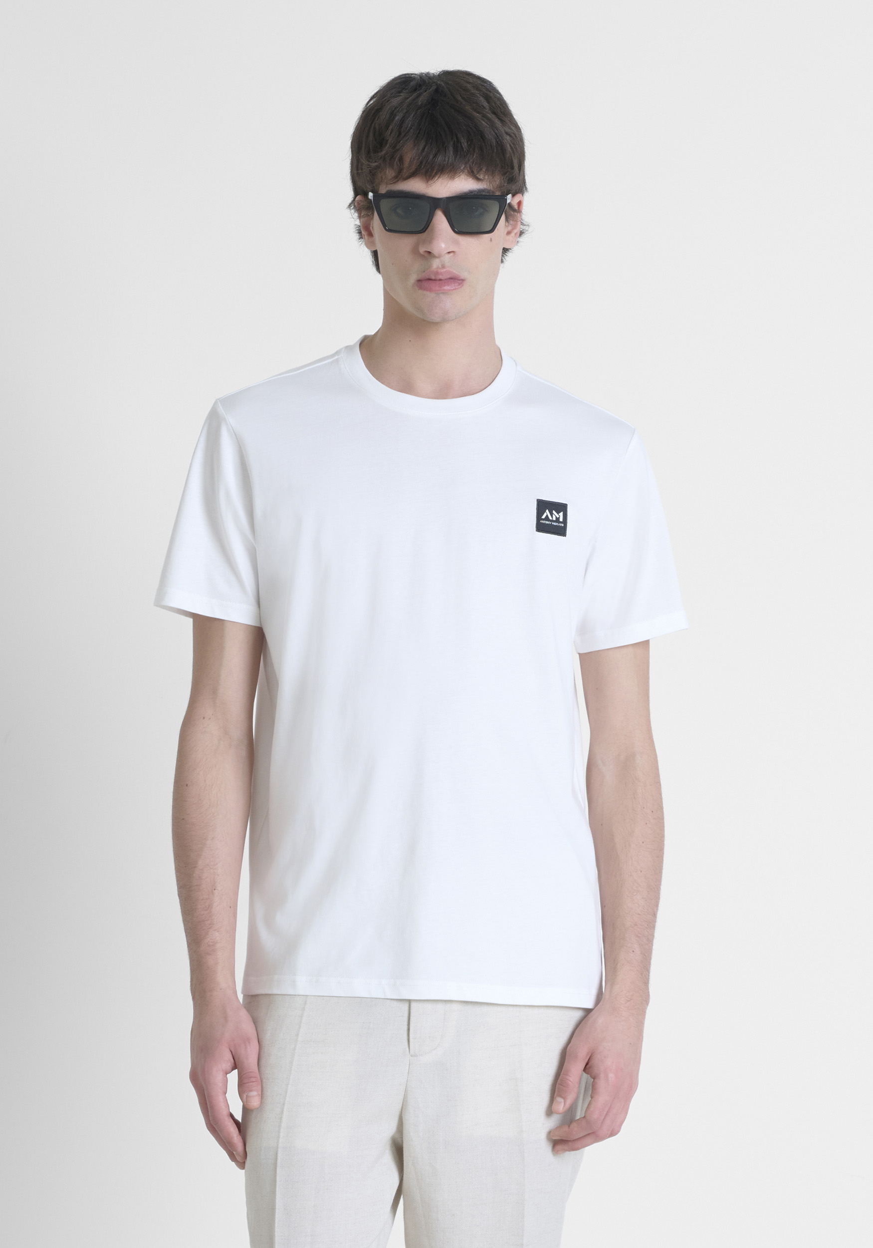 T-SHIRT REGULAR FIT IN JERSEY DI COTONE CON PATCH LOGATA