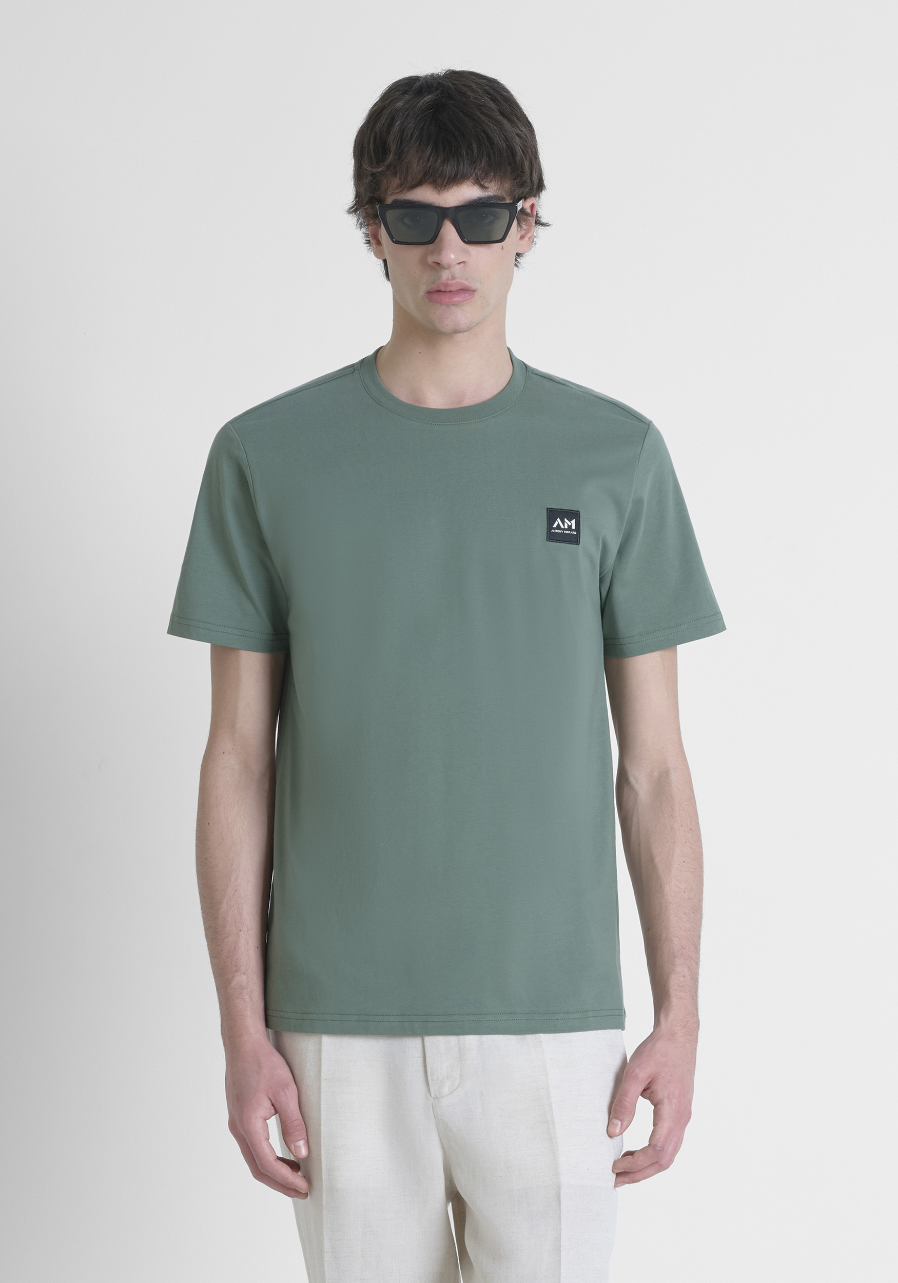 T-SHIRT REGULAR FIT IN JERSEY DI COTONE CON PATCH LOGATA