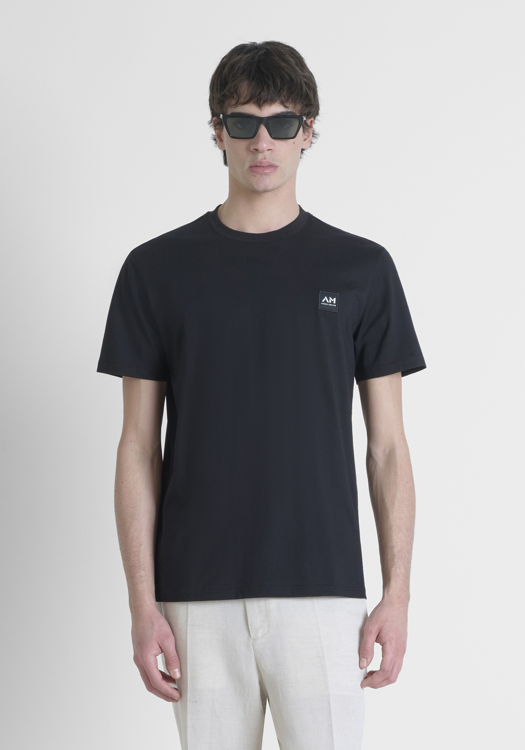 T-SHIRT REGULAR FIT IN JERSEY DI COTONE CON PATCH LOGATA