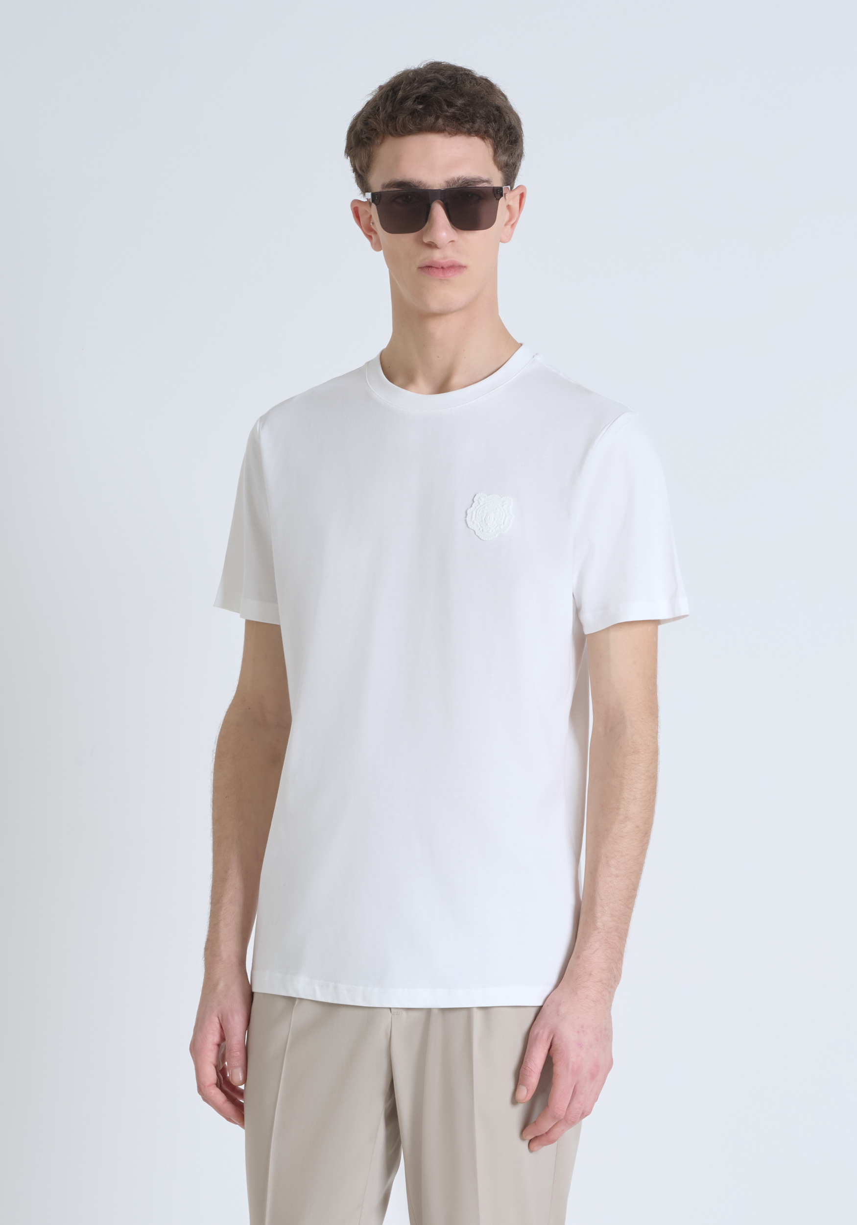 T-SHIRT REGULAR FIT IN JERSEY DI COTONE CON PATCH GOMMATA