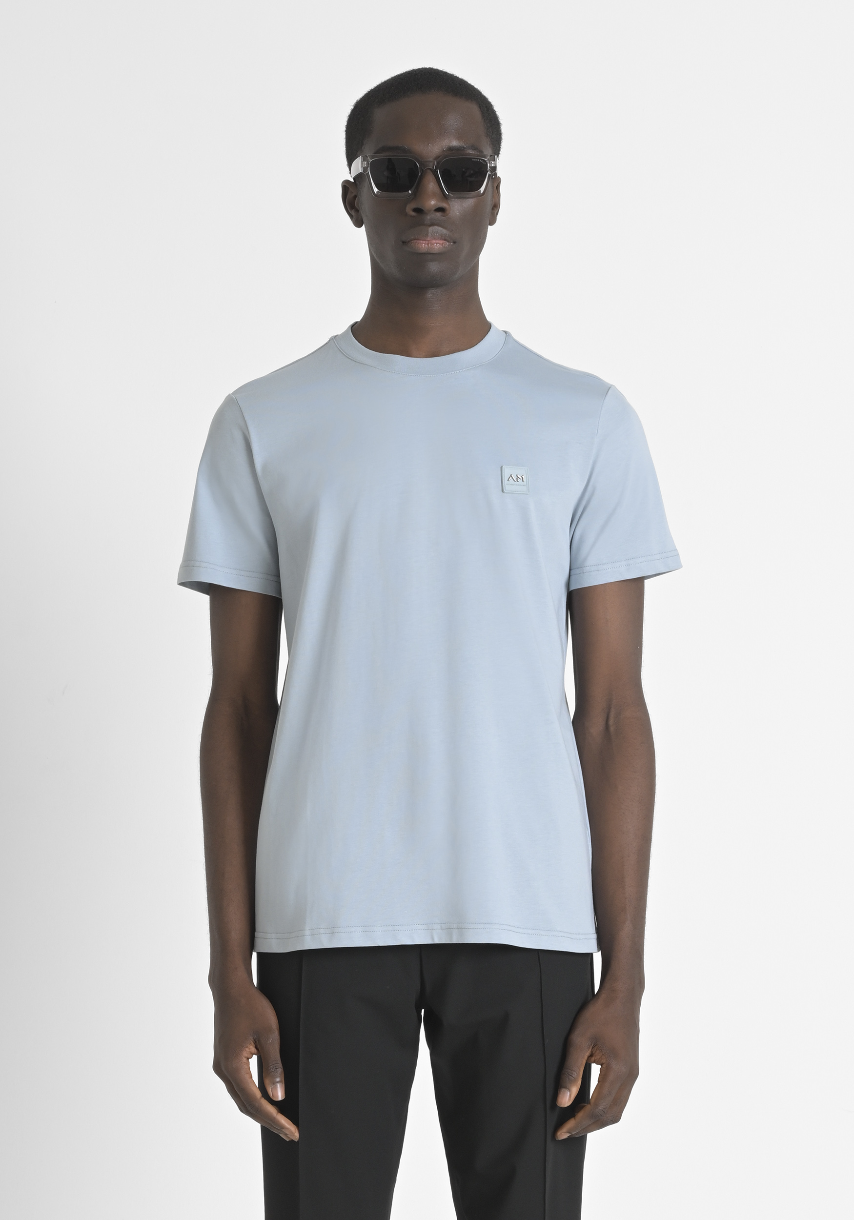 T-SHIRT REGULAR FIT IN JERSEY DI COTONE CON PLACCHETTA LOGATA