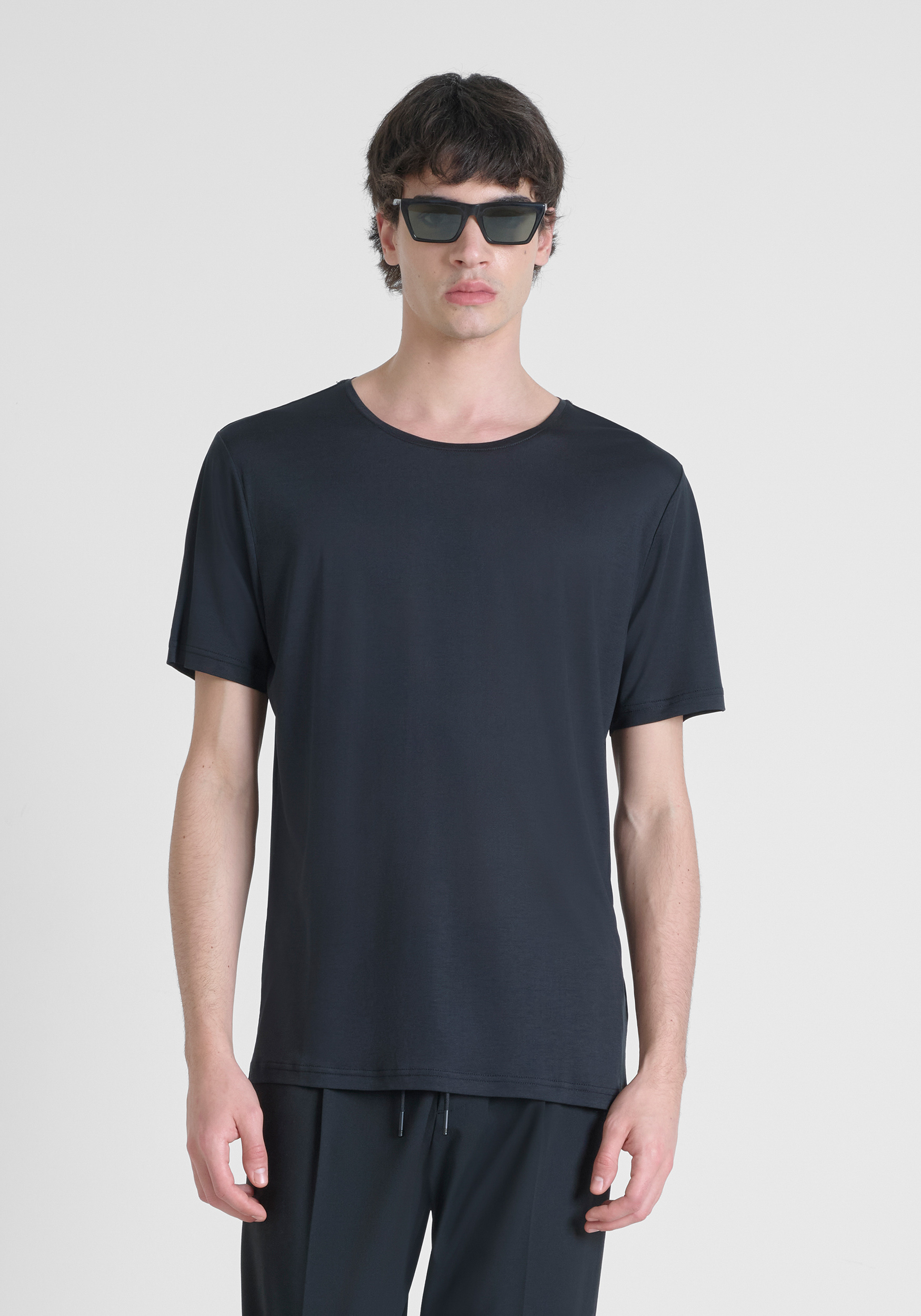 T-SHIRT REGULAR FIT IN JERSEY DI COTONE CON PIASTRINA