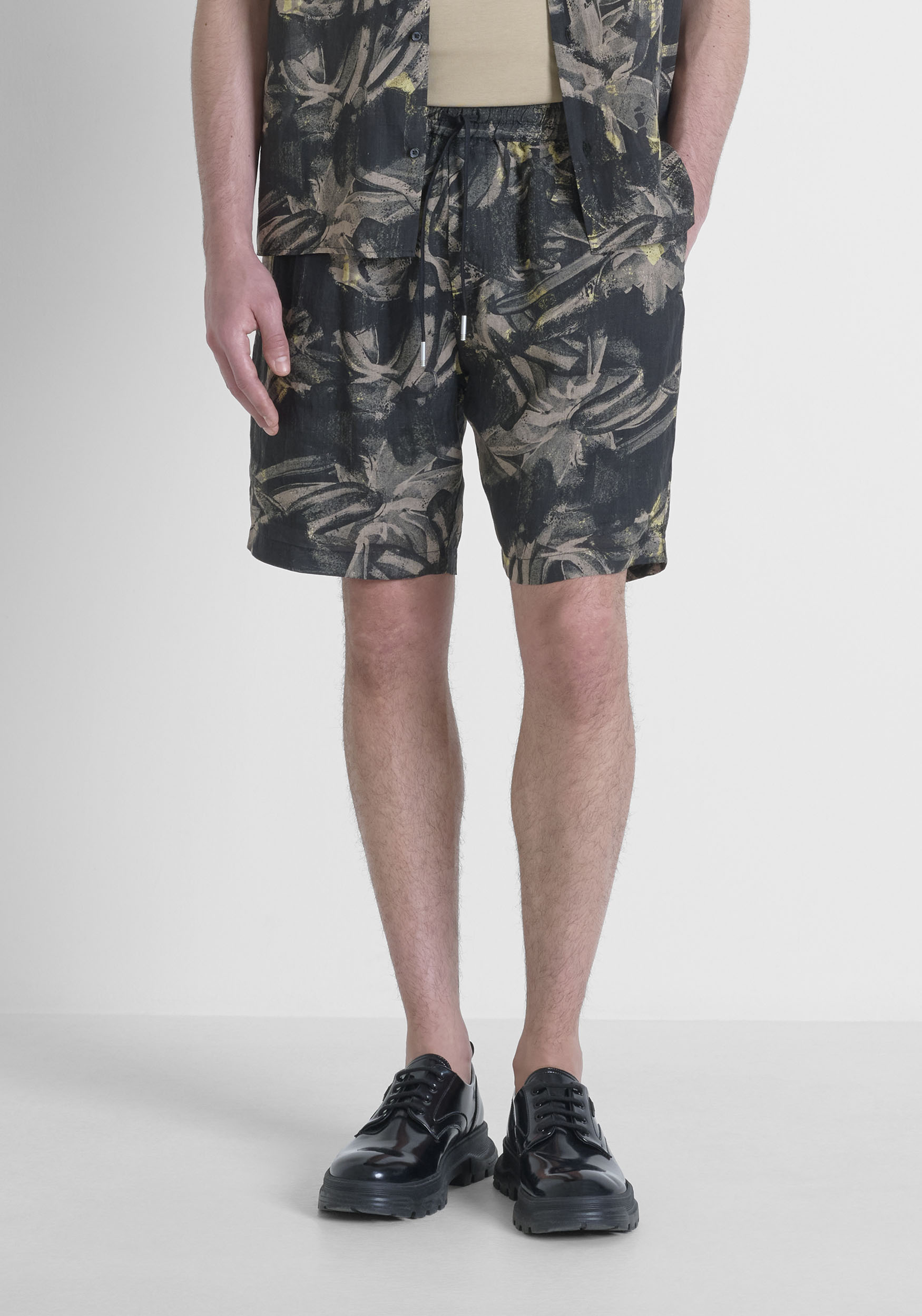 SHORTS REGULAR FIT IN MISTO RAMIE CON FANTASIA ASTRATTA