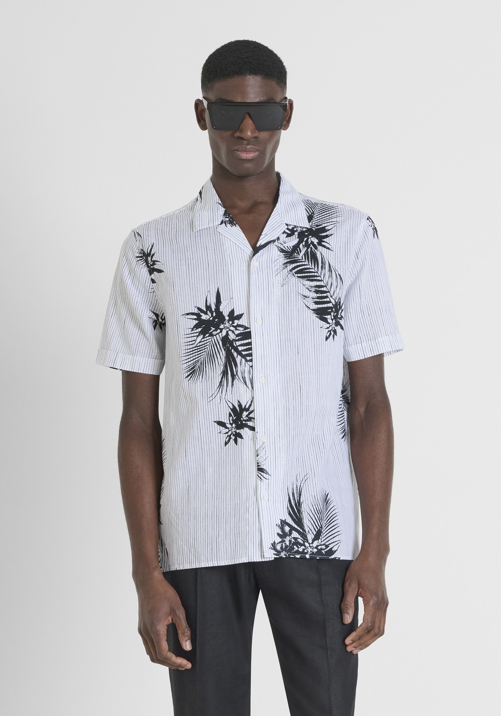 CAMICIA REGULAR STRAIGHT FIT "HONOLULU" IN MISTO LINO STAMPATO E BADGE LOGATO