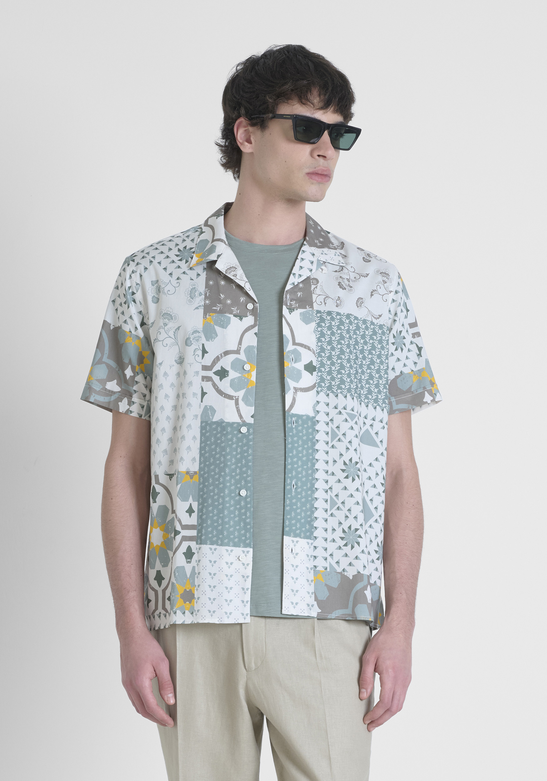 CAMICIA STRAIGHT FIT "HONOLULU" IN COTONE STAMPATO E BADGE LOGATO