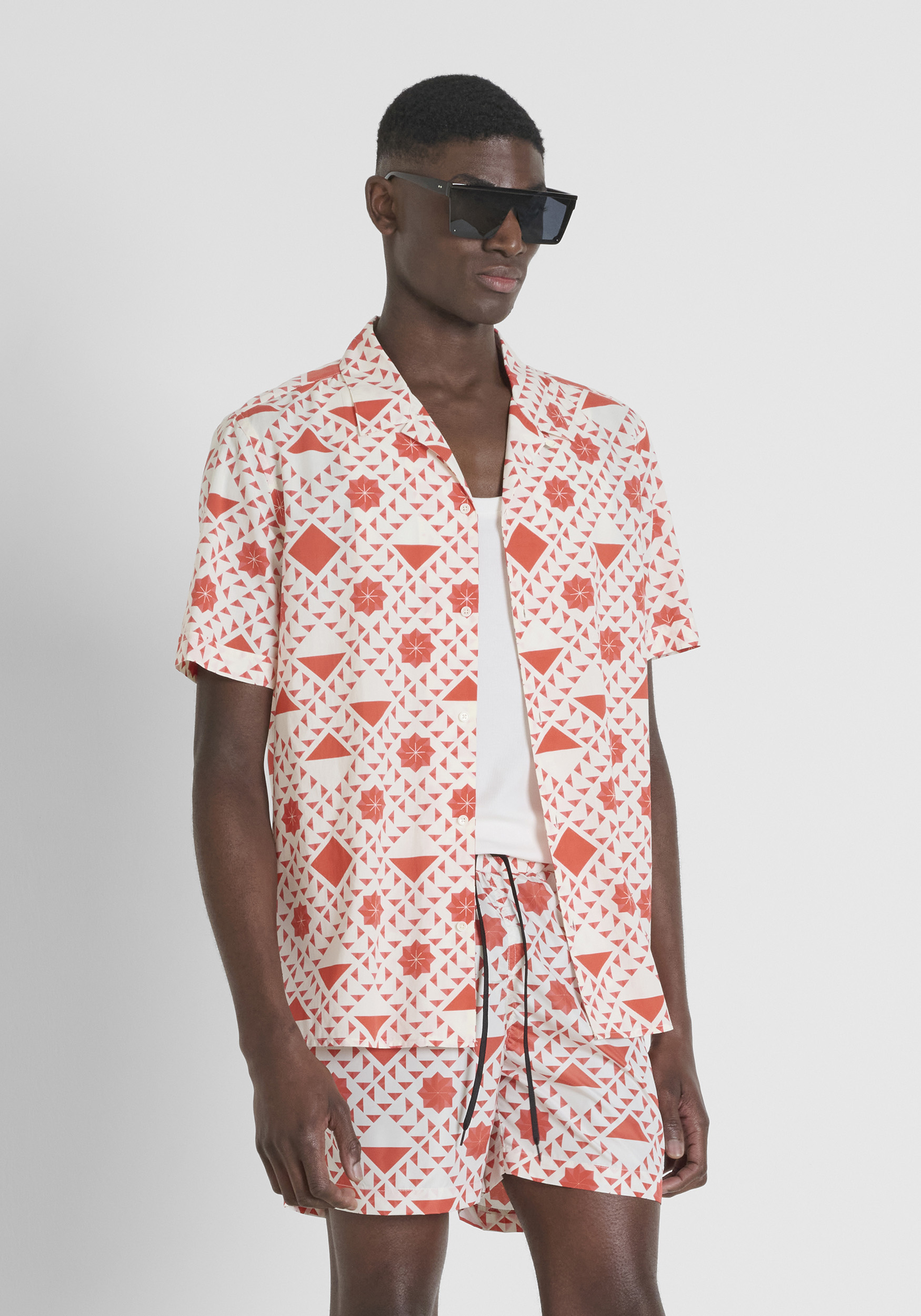 CAMICIA REGULAR STRAIGHT FIT "HONOLULU" IN COTONE STAMPATO E BADGE LOGATO