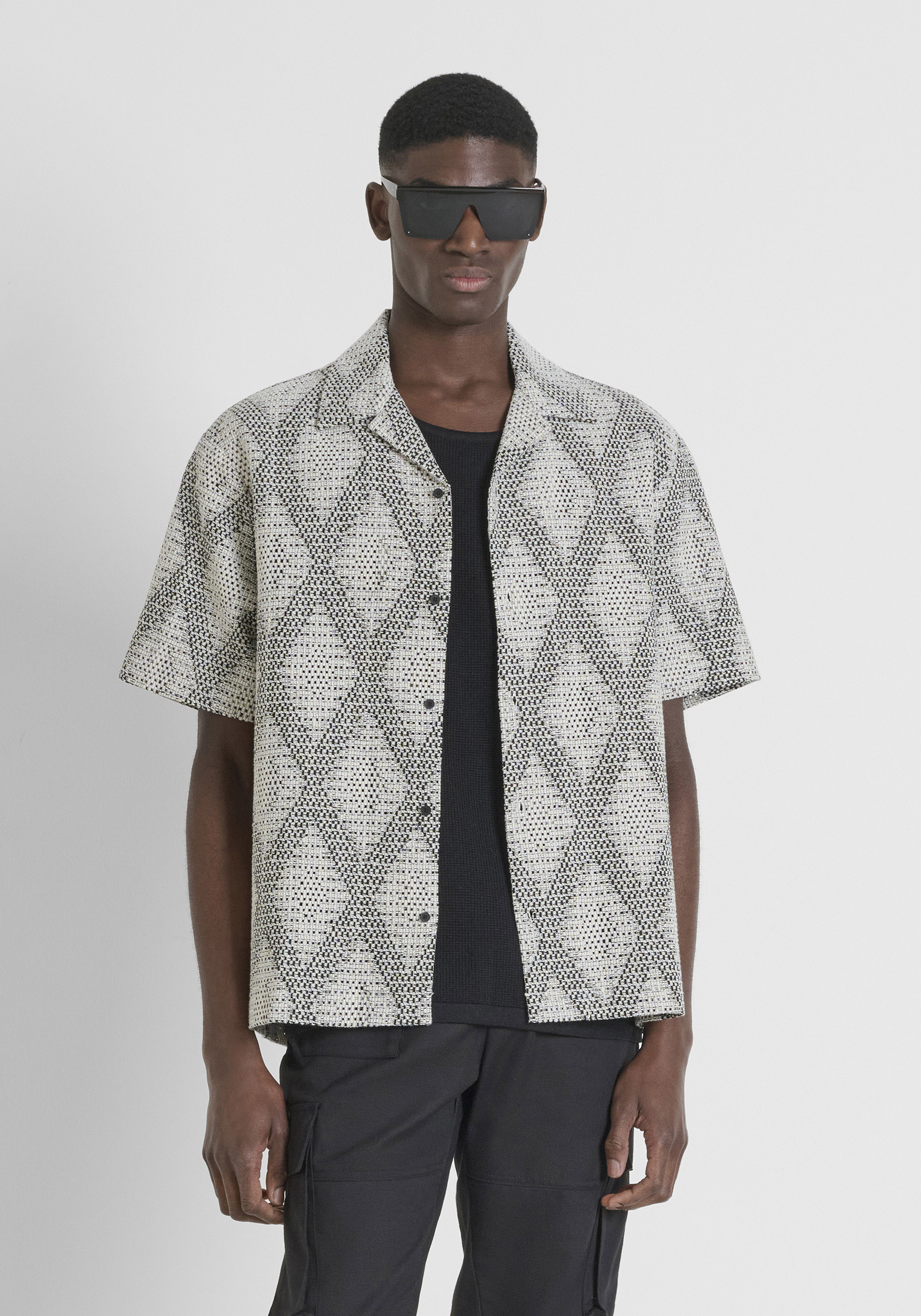 CAMICIA RELAXED FIT IN MISTO COTONE JACQUARD CON BADGE LOGATO