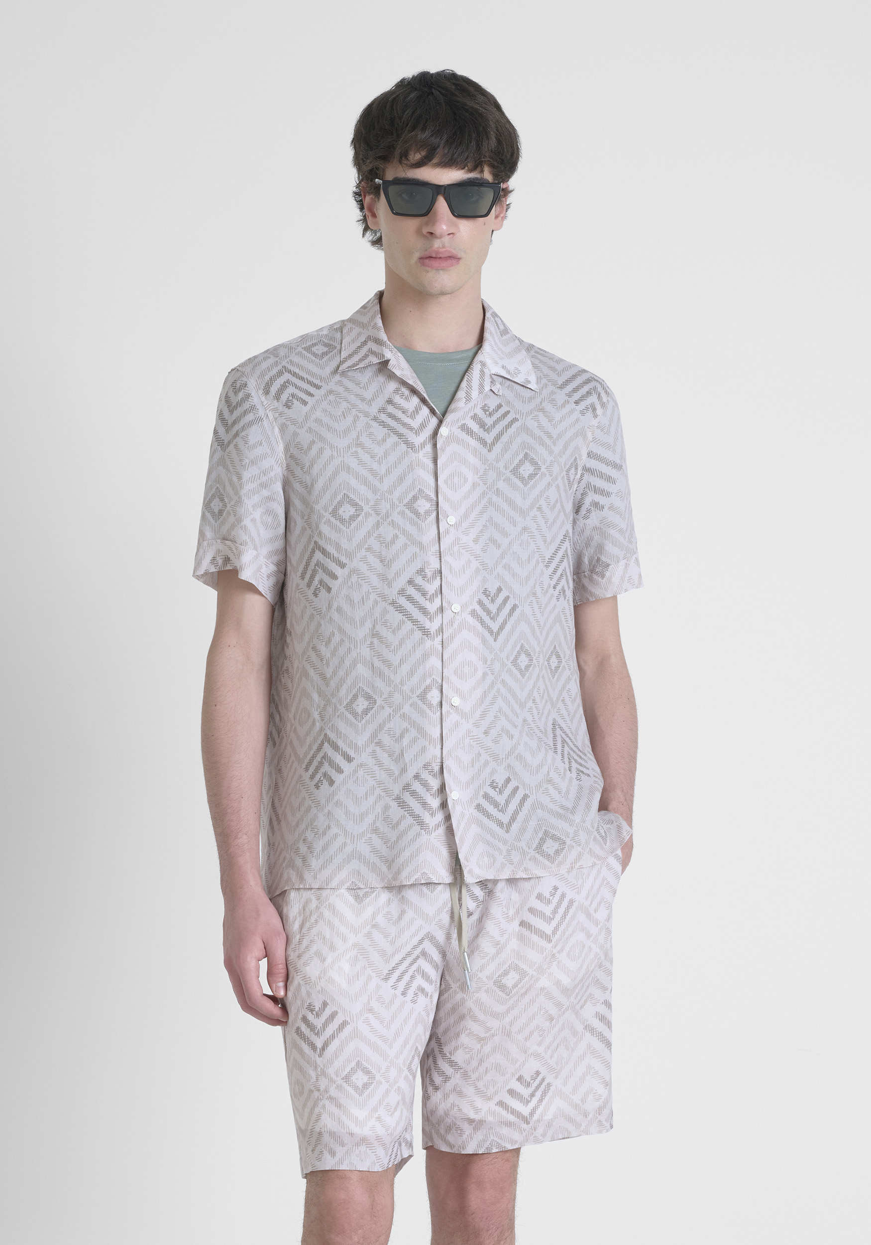 CAMICIA REGULAR STRAIGHT FIT "HONOLULU" IN RAMIE CON PLACCHETTA LOGATA