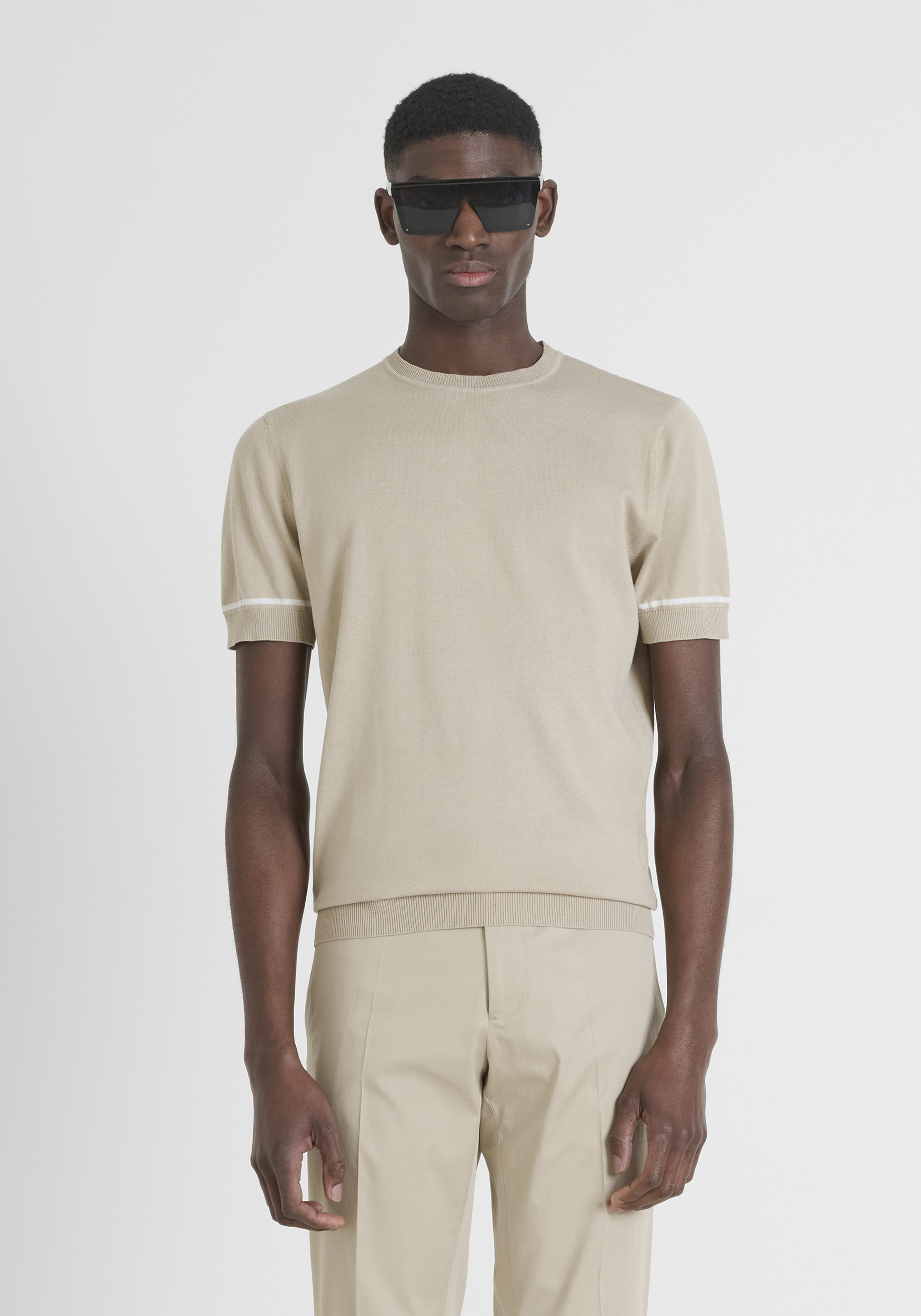 MAGLIA REGULAR FIT IN COTONE E BADGE LOGATO