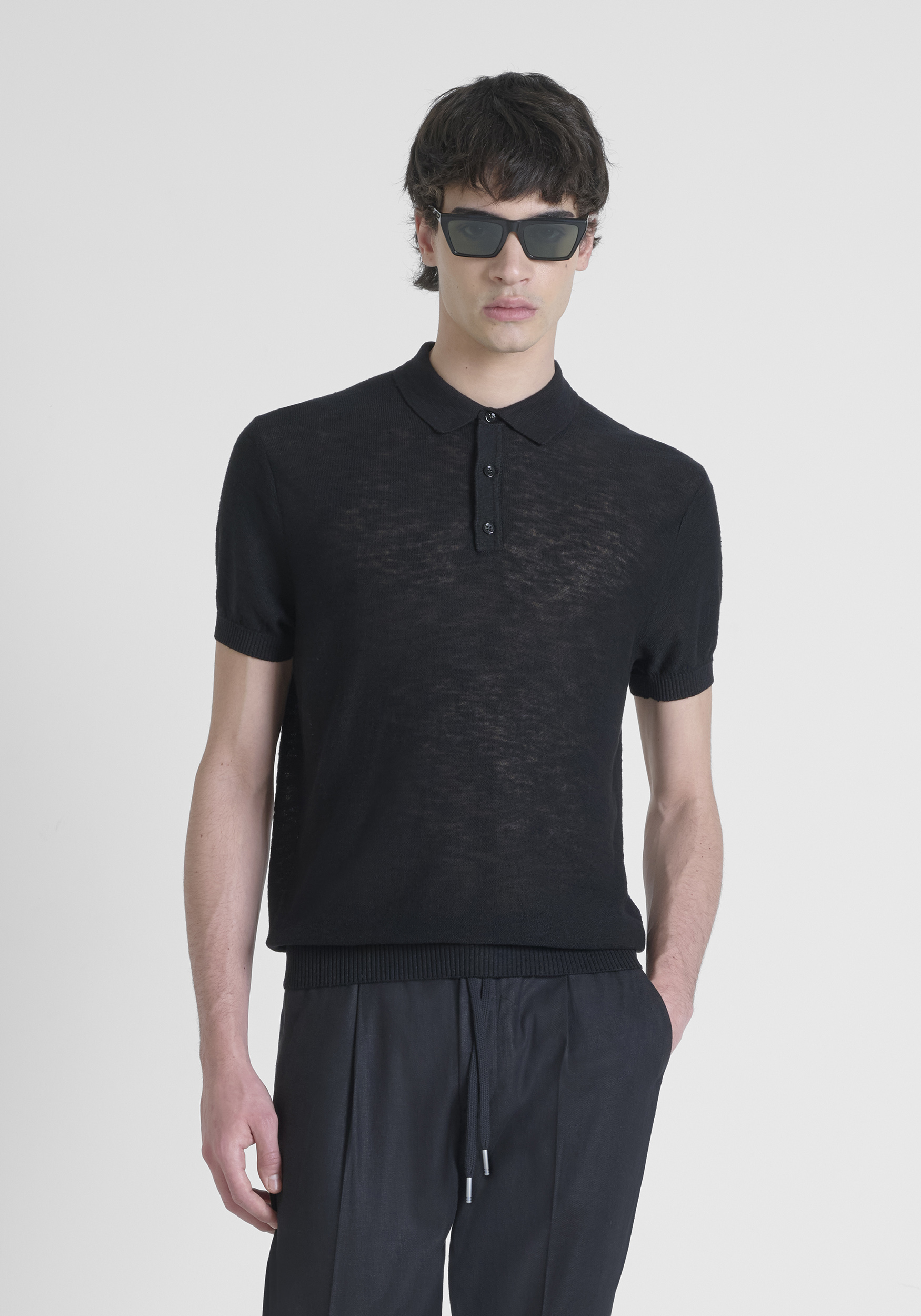 MAGLIA REGULAR FIT IN MISTO LINO CON BADGE LOGATO