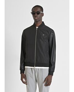 GIUBBOTTO REGULAR FIT IN TESSUTO TECNICO CON MANICHE IN SIMILPELLE E PATCH LOGATA