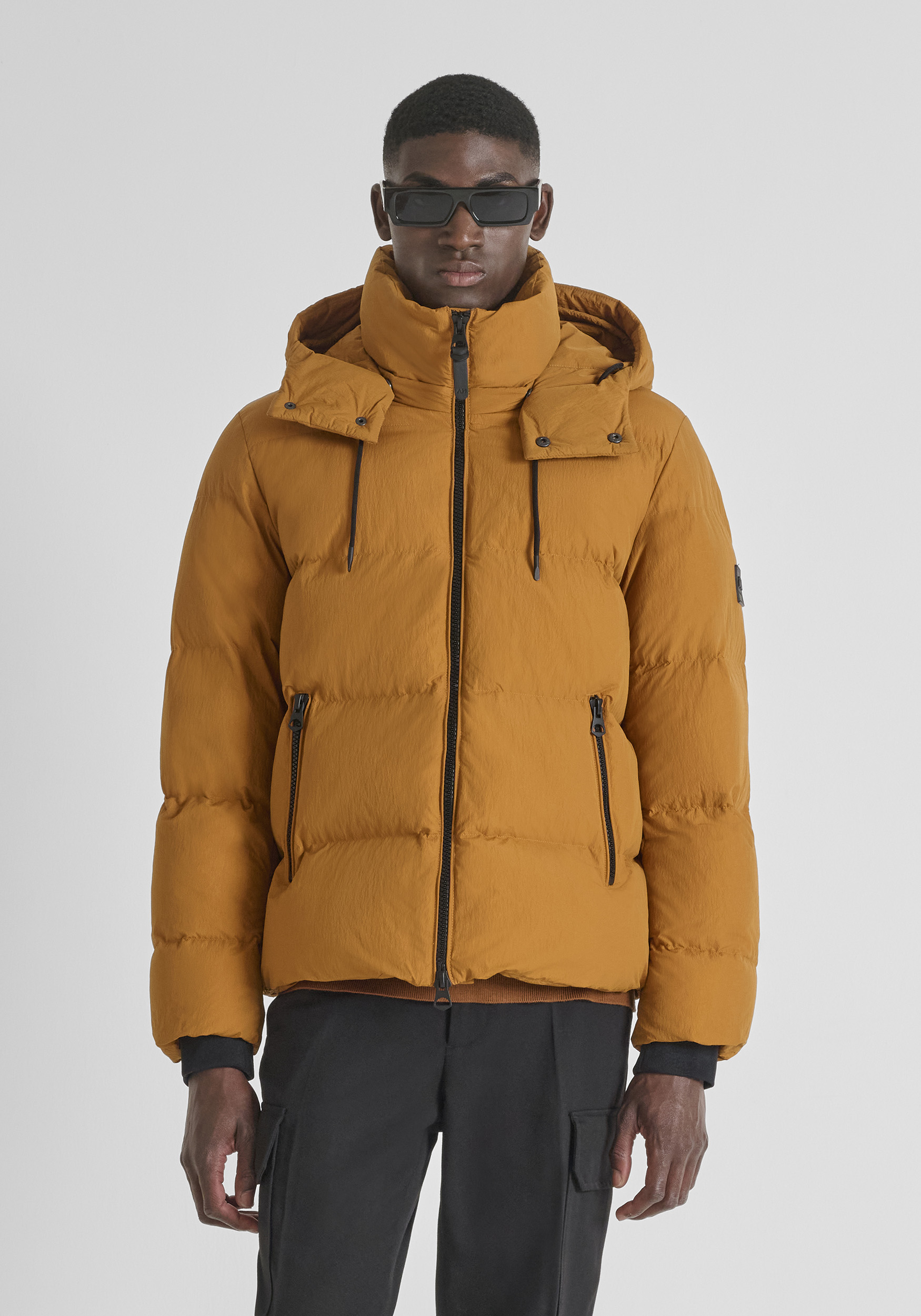 PLUMÍFERO RELAXED FIT EN TEJIDO TEXTURIZADO CON RELLENO SINTÉTICO