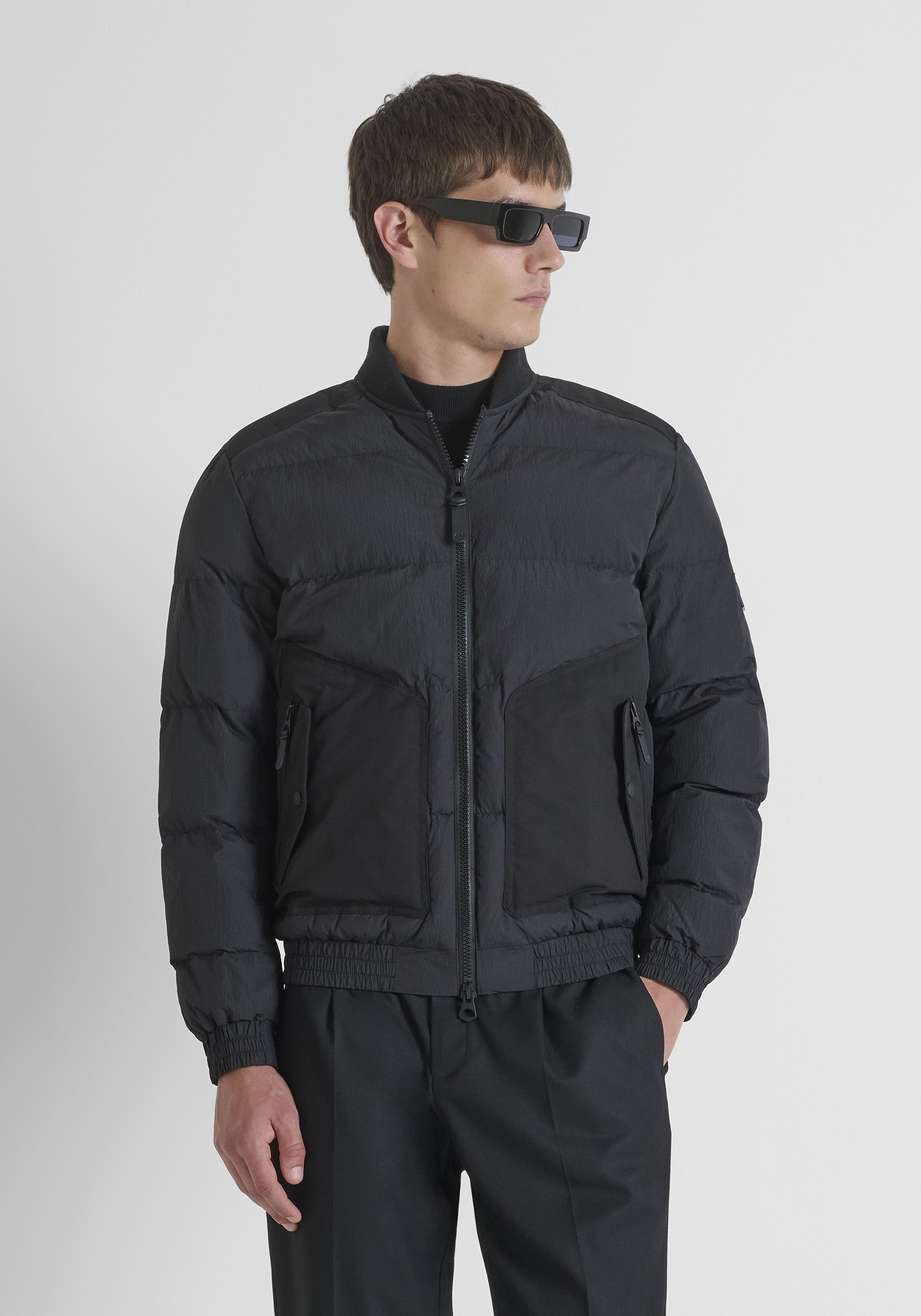 PLUMÍFERO REGULAR FIT CON RELLENO SINTÉTICO Y BOLSILLOS DE CONTRASTE