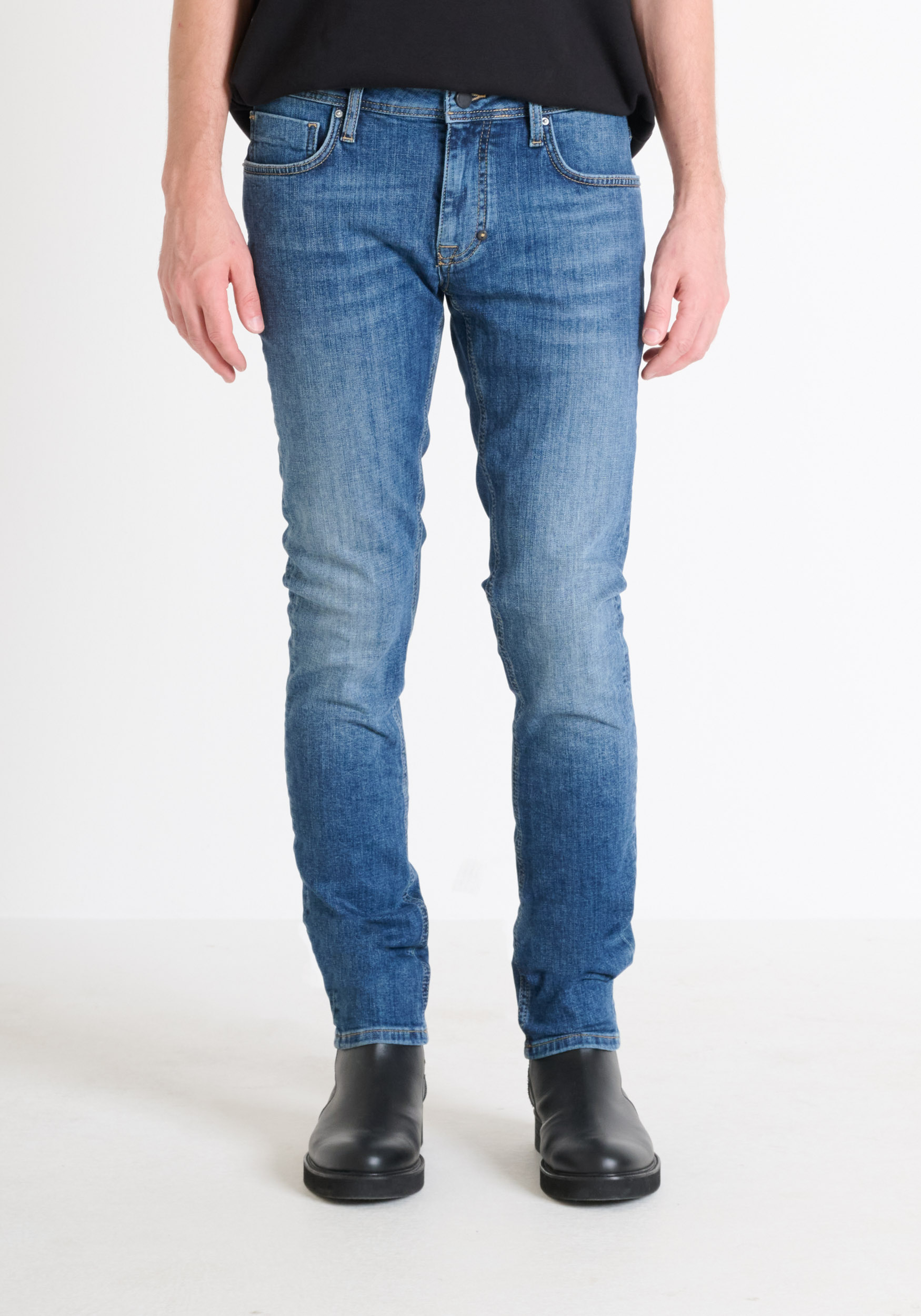 VAQUEROS «OZZY» TAPERED FIT DE STRETCH DENIM ICONIC