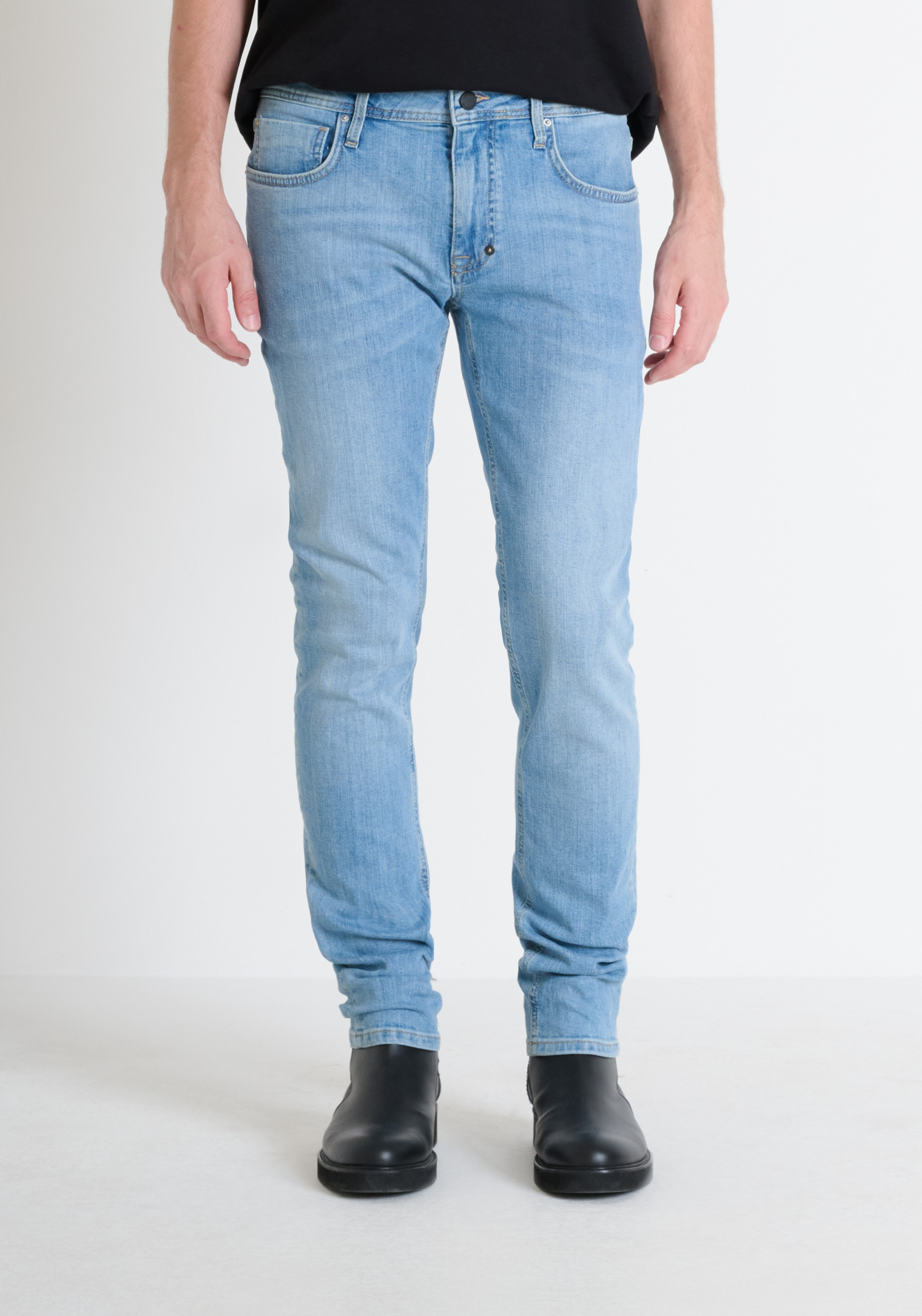 VAQUEROS «OZZY» TAPERED FIT DE STRETCH DENIM ICONIC