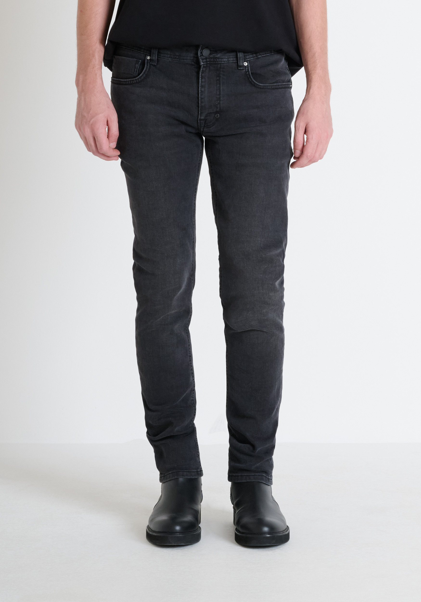 VAQUEROS «OZZY» TAPERED FIT DE STRETCH DENIM ICONIC NEGRO