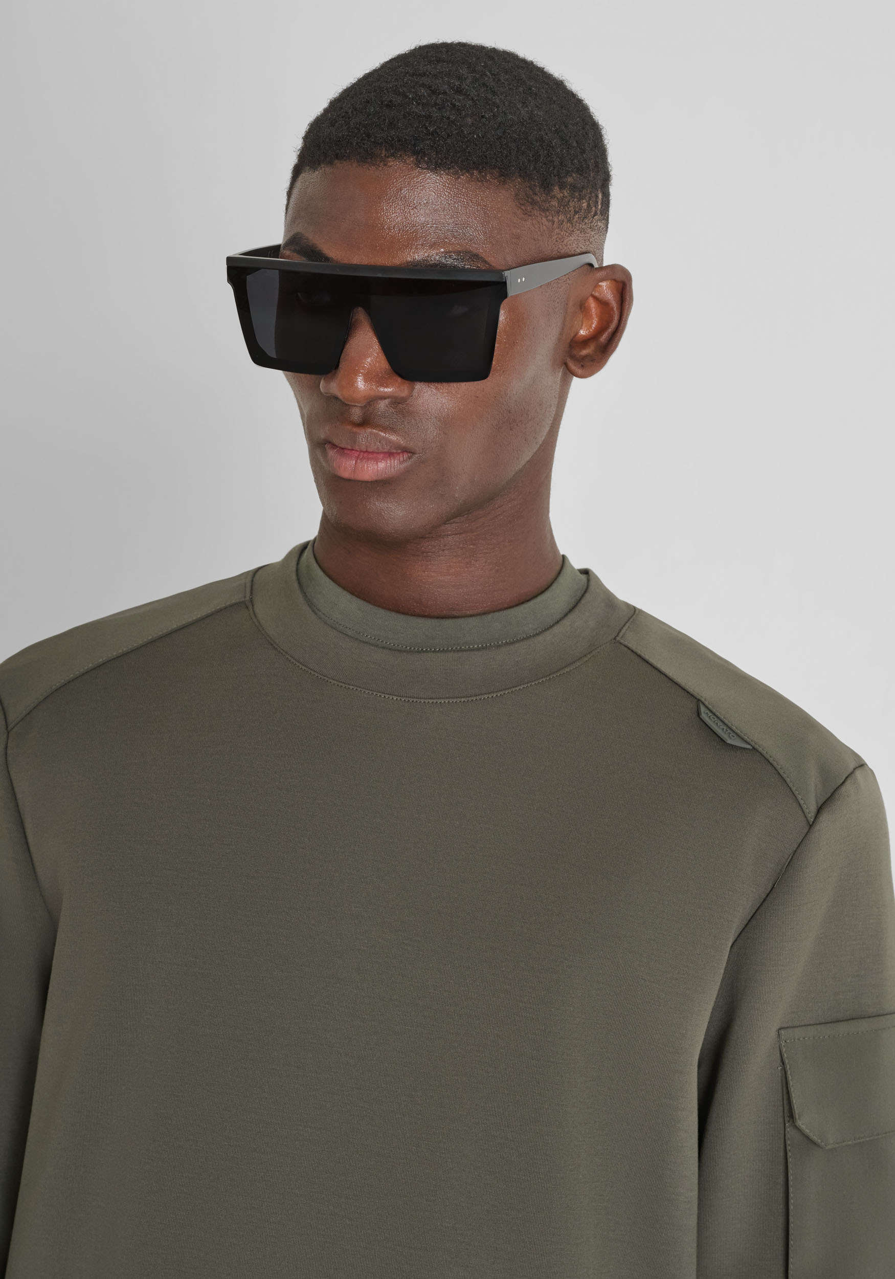 SUDADERA CUELLO REDONDO REGULAR FIT CON INSERTOS CONTRASTANTES