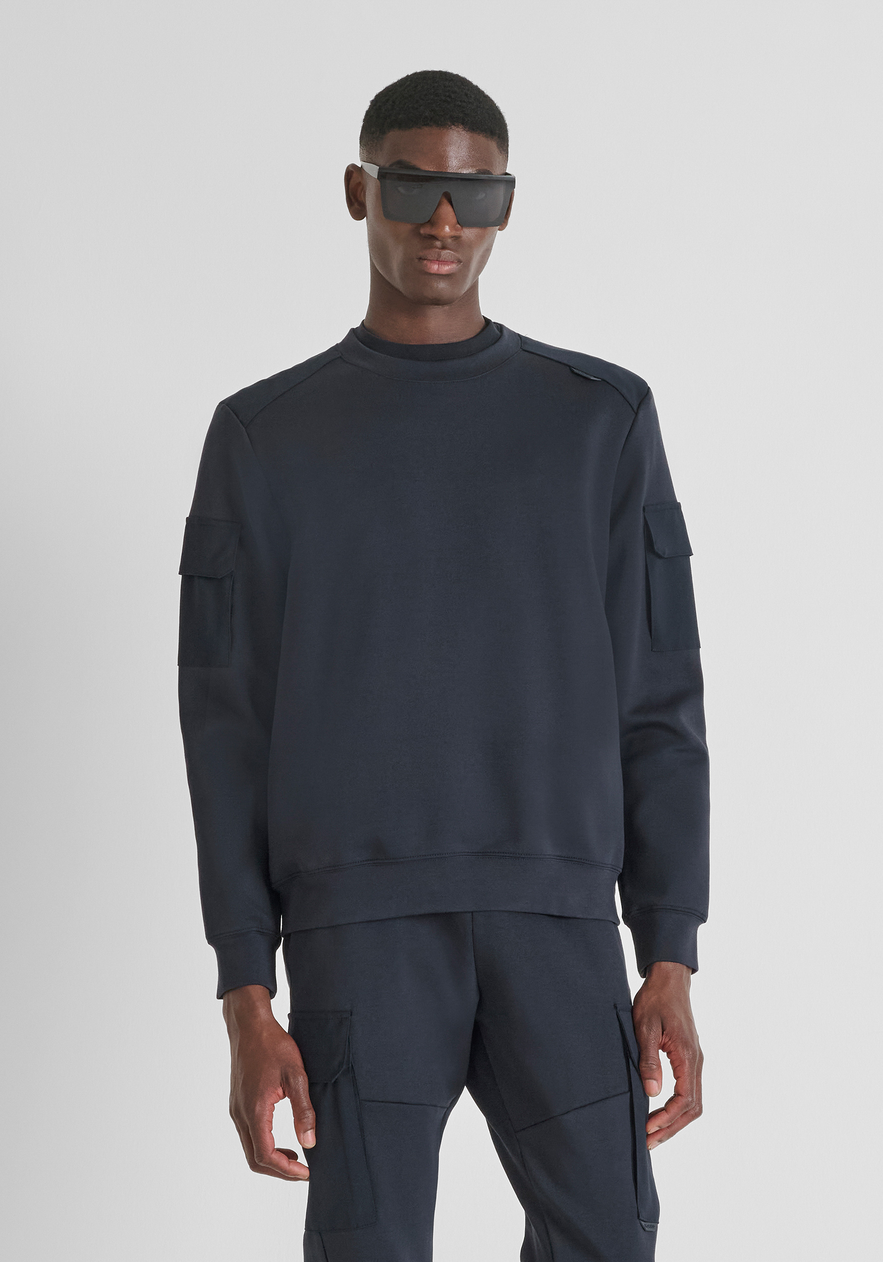 SUDADERA CUELLO REDONDO REGULAR FIT CON INSERTOS CONTRASTANTES