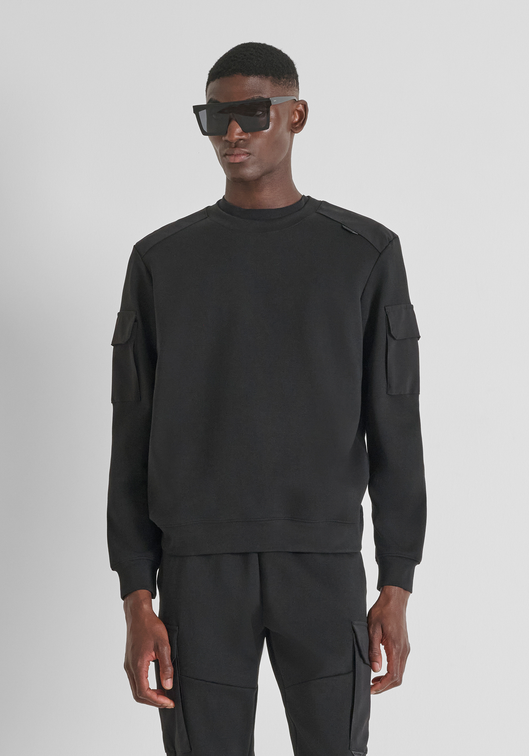 SUDADERA CUELLO REDONDO REGULAR FIT CON INSERTOS CONTRASTANTES