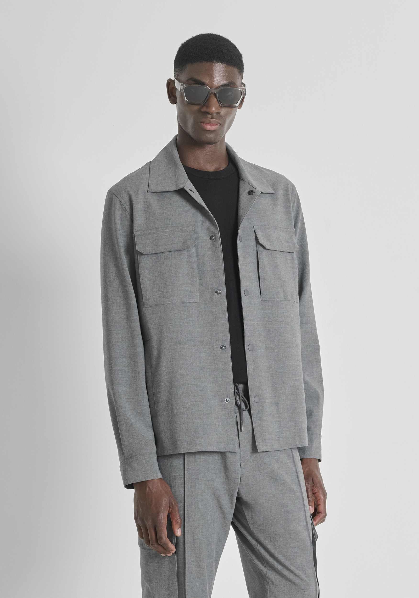 CAMISA REGULAR FIT EN MEZCLA DE VISCOSA ELÁSTICA