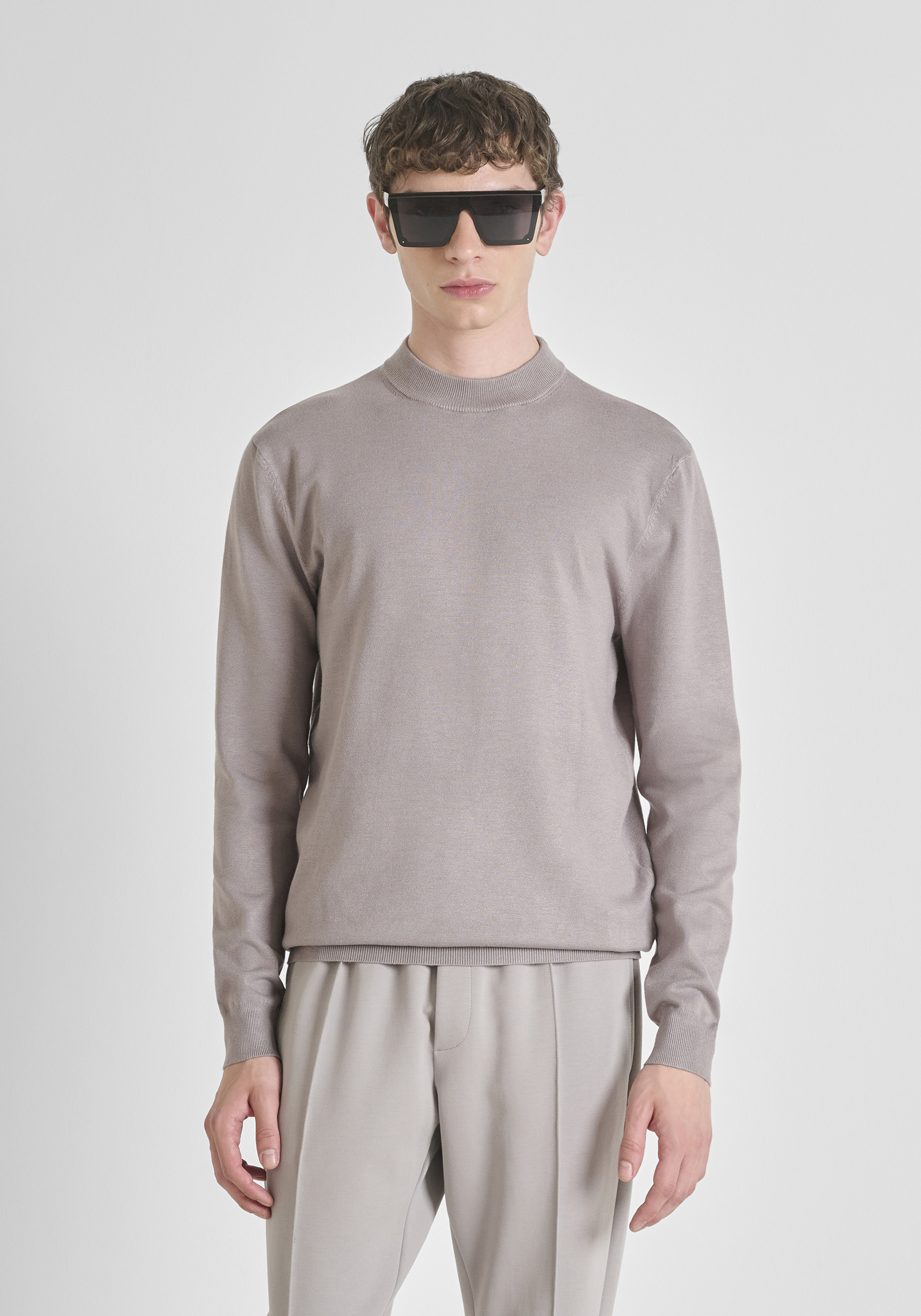 JERSEY SLIM FIT EN JERSEY DE ALGODÓN EN MEZCLA DE VISCOSA ELÁSTICA CON CUELLO